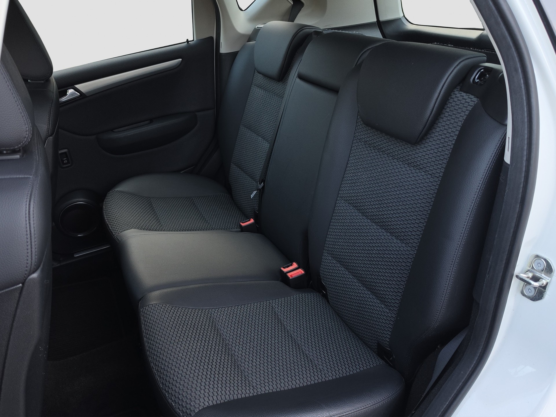 MERCEDES-BENZ A 180 Avantgarde Selection Autotronic-image-12
