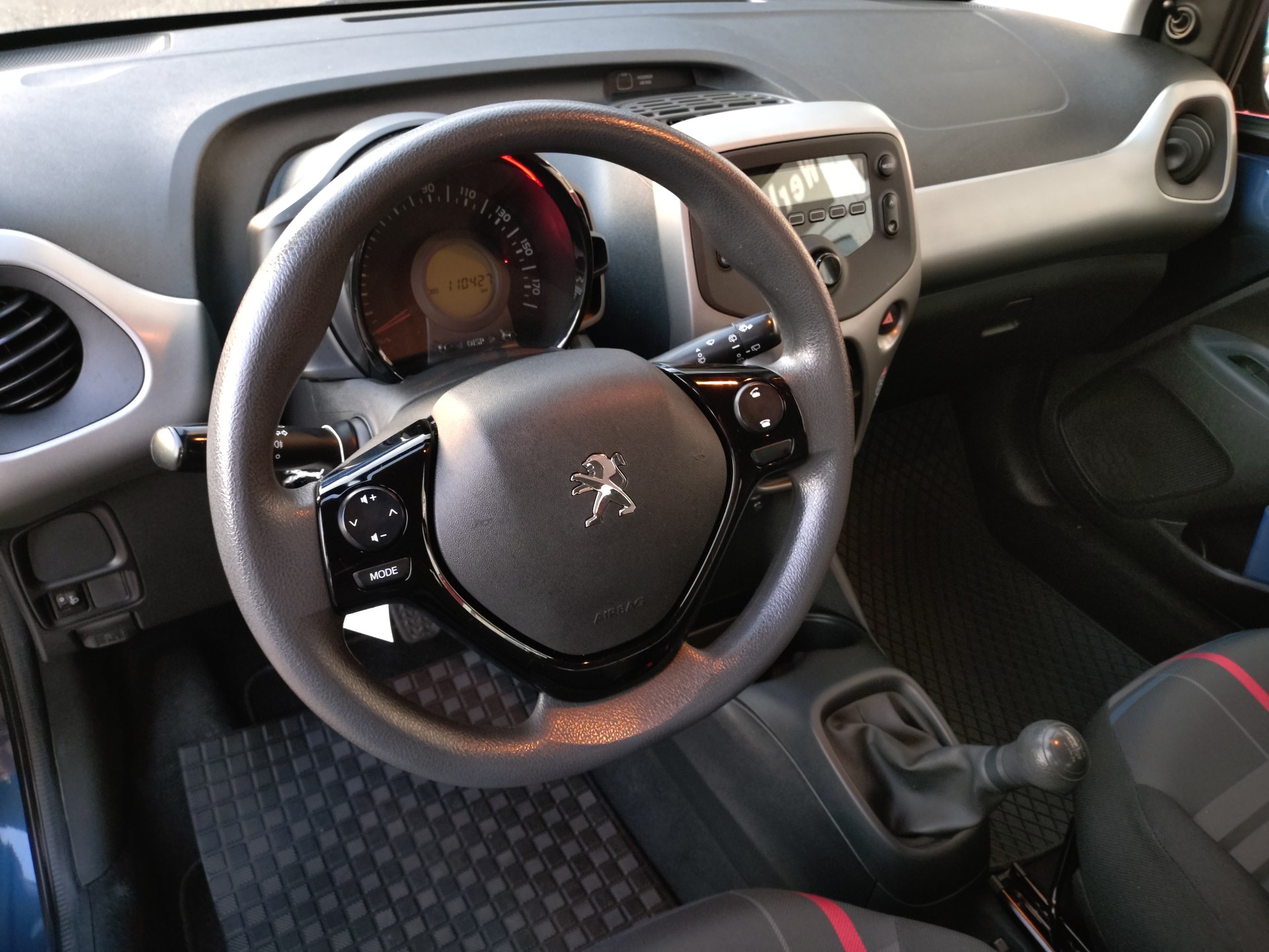 PEUGEOT 108 1.0 VTi Active-image-9