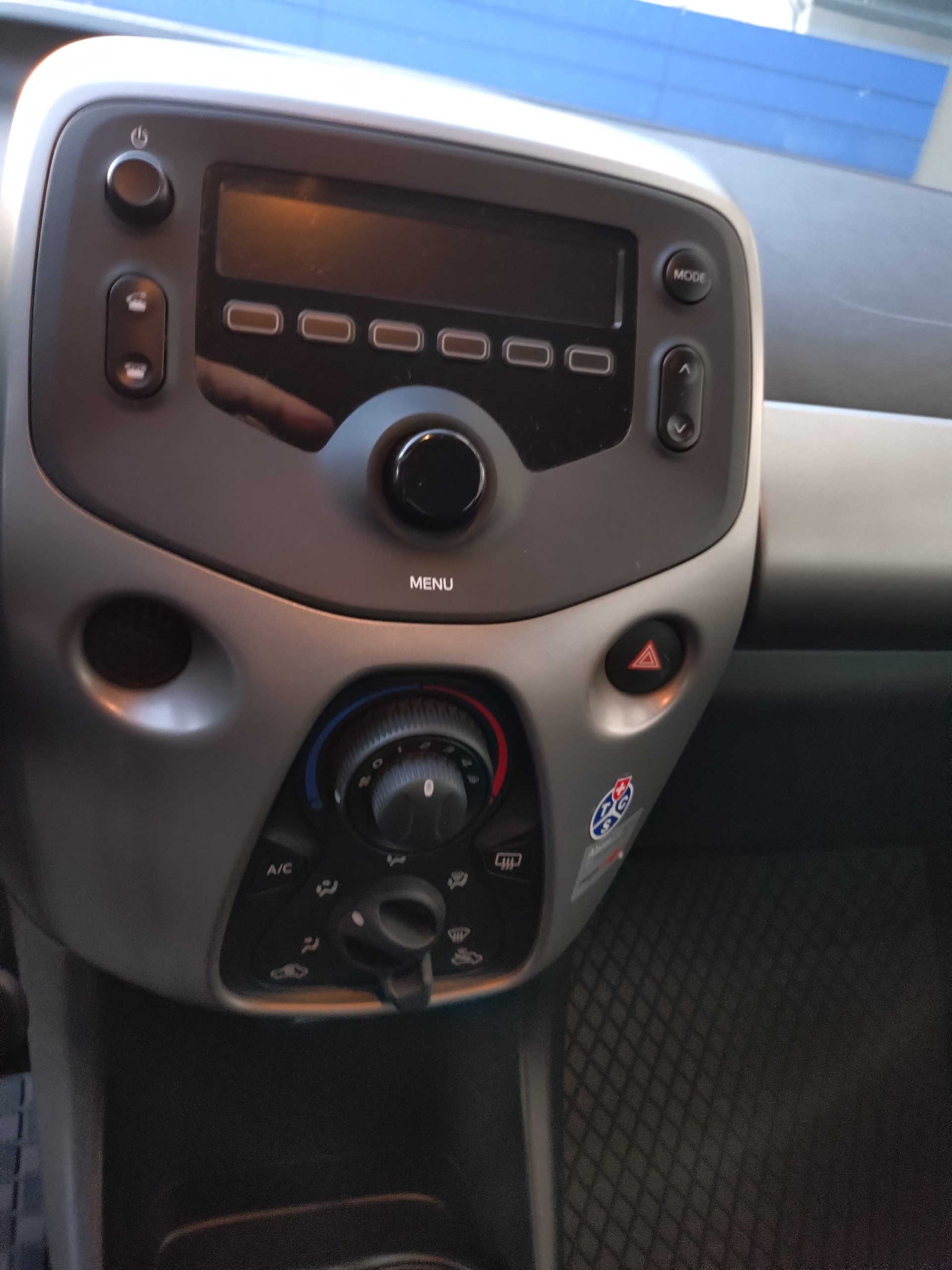 PEUGEOT 108 1.0 VTi Active-image-10