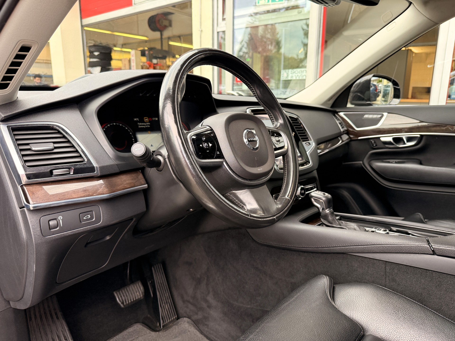 VOLVO XC90 D5 AWD Inscription Geartronic-image-13