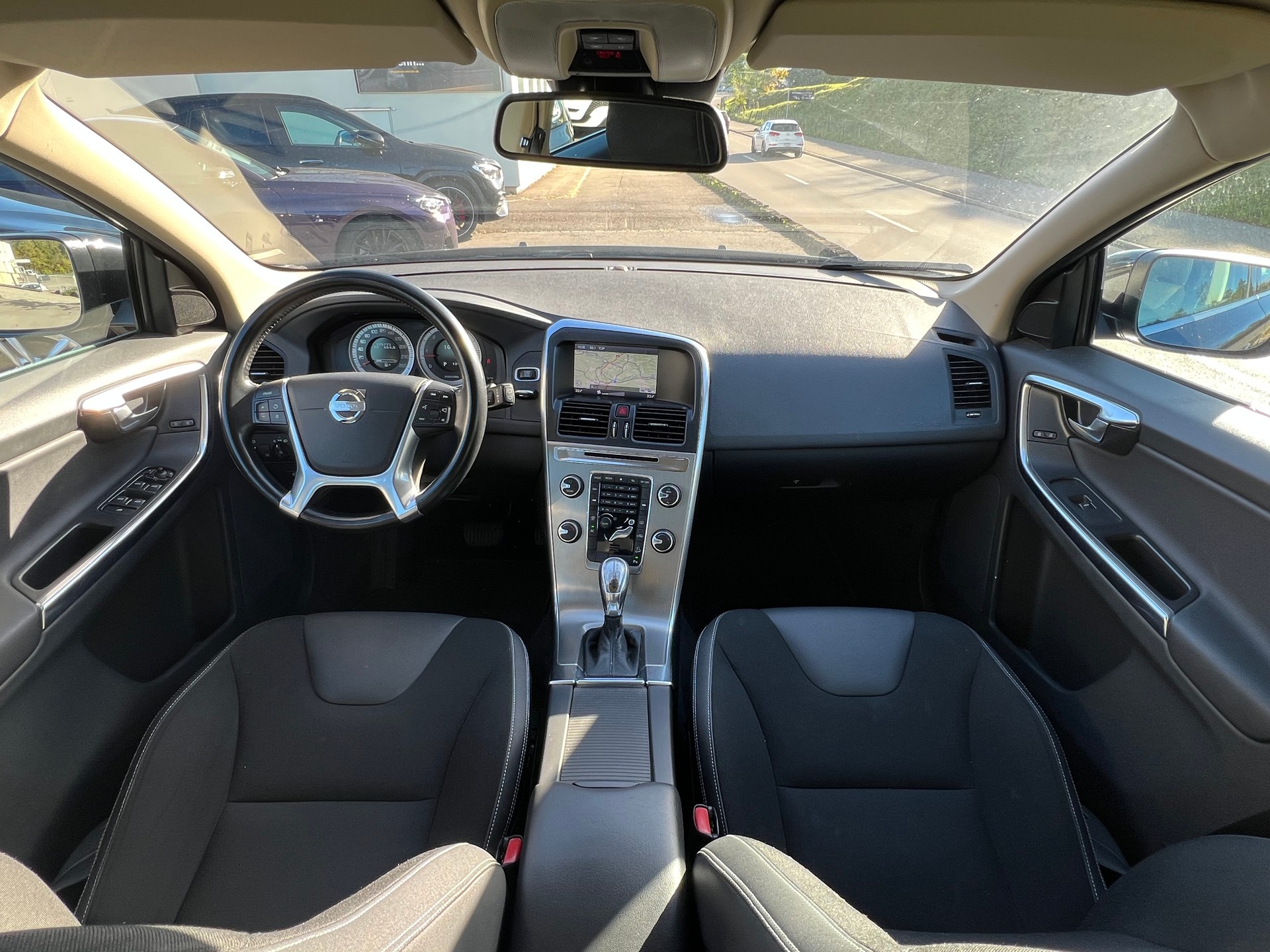 VOLVO XC60 D4 AWD Momentum Geartronic-image-10