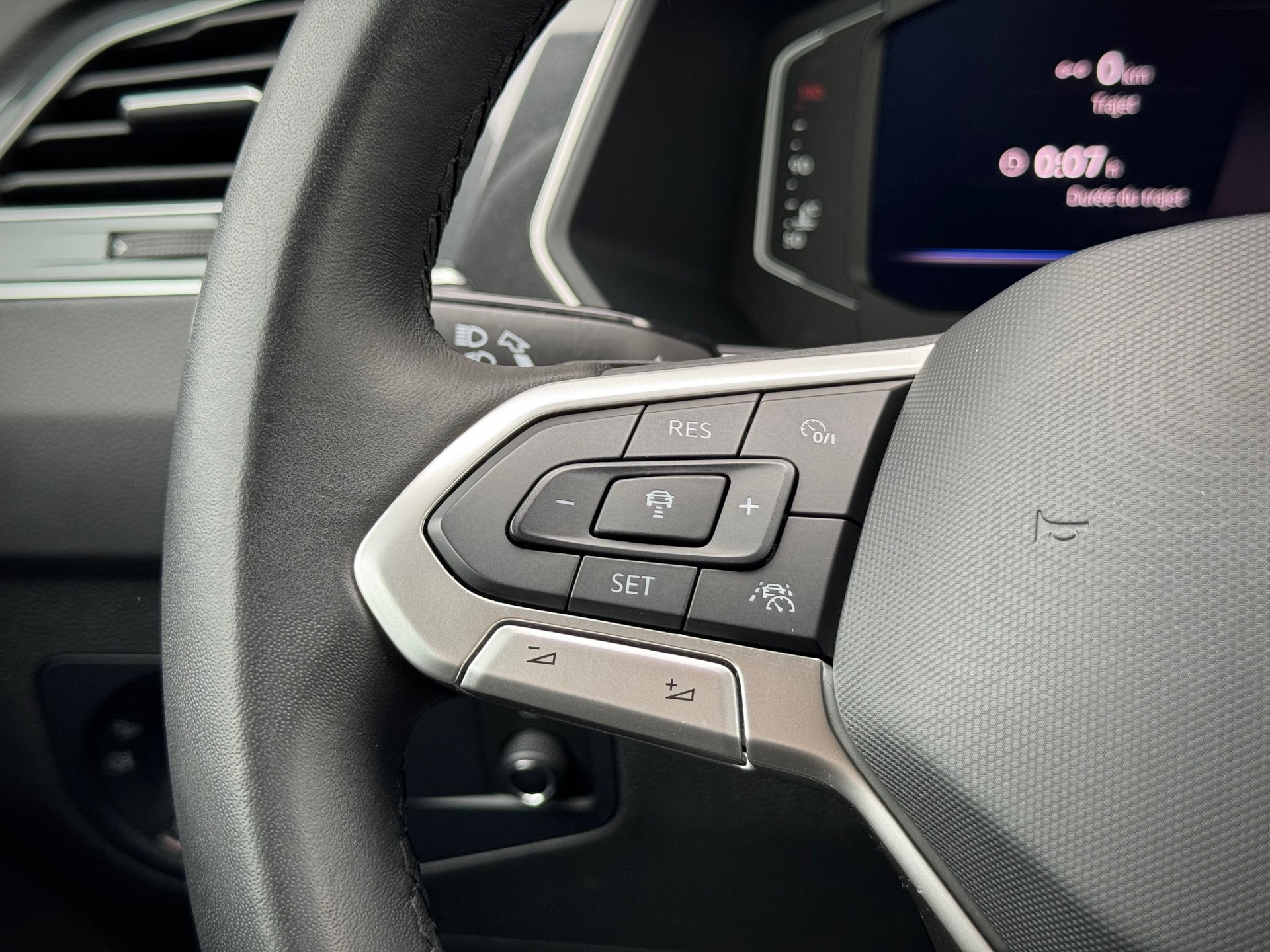 VW Tiguan 2.0 TDI SCR Elegance 4Motion DSG - Véhicule Suisse (CH)-image-8