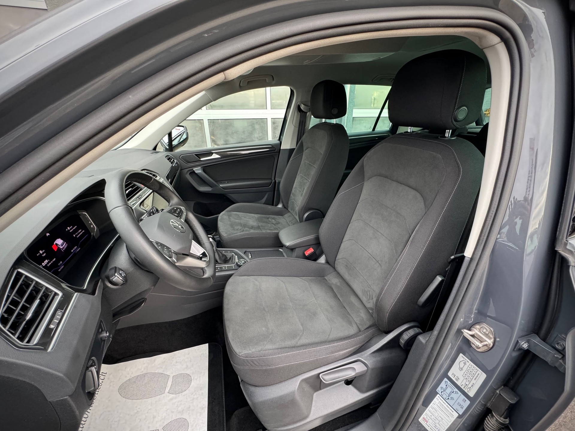 VW Tiguan 2.0 TDI SCR Elegance 4Motion DSG - Véhicule Suisse (CH)-image-4