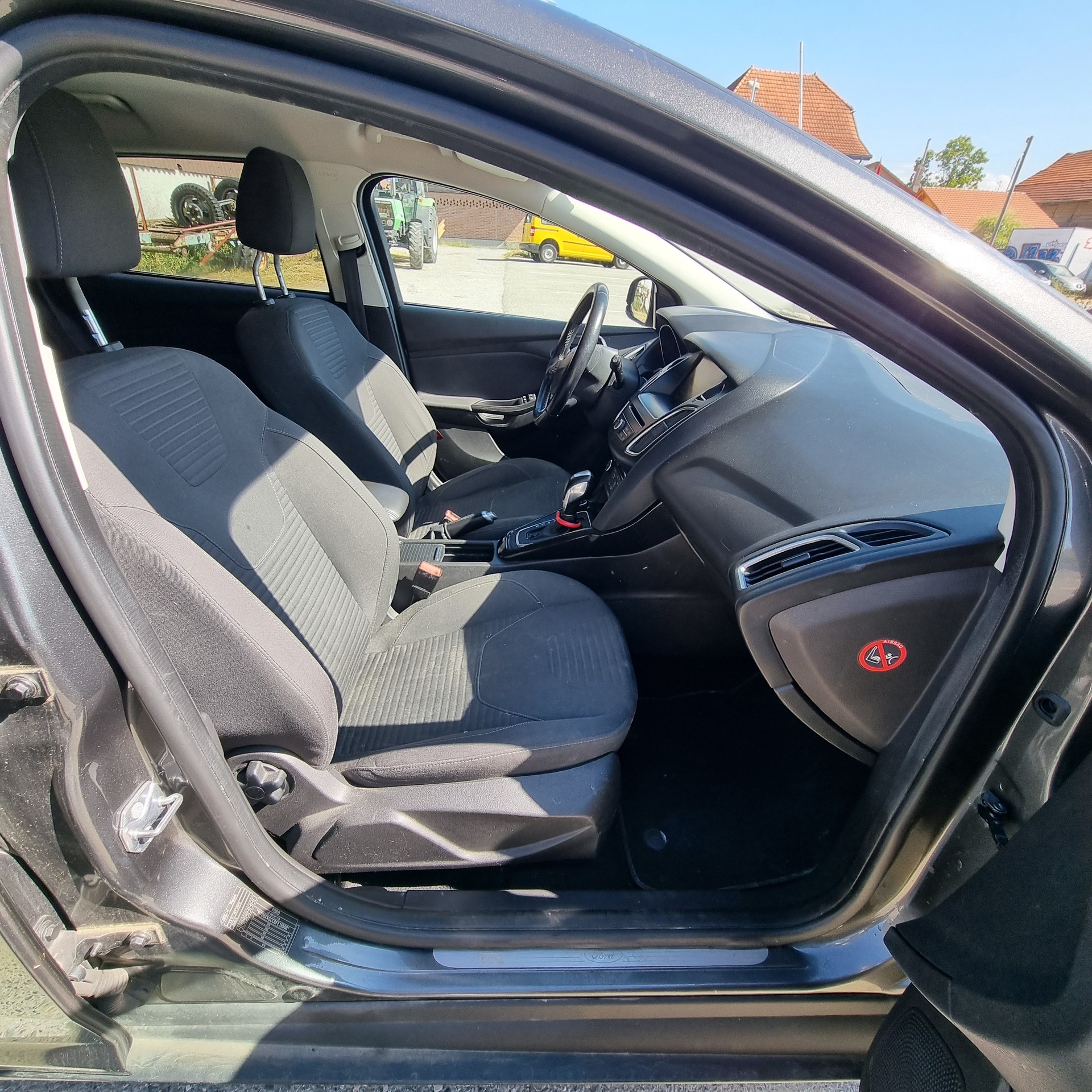 FORD Focus 1.6i VCT Trend PowerShift-image-6