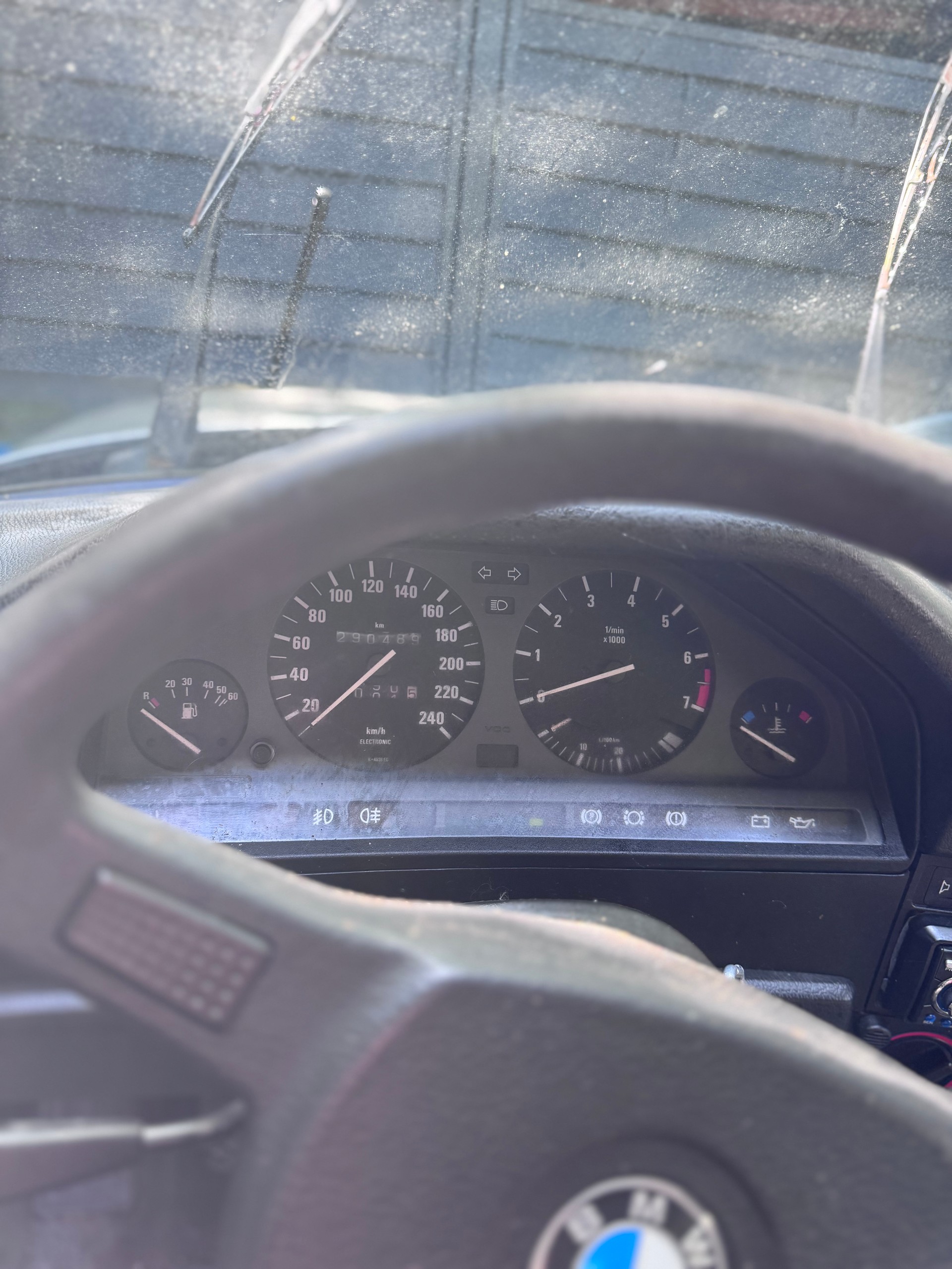 BMW 320i-image-4