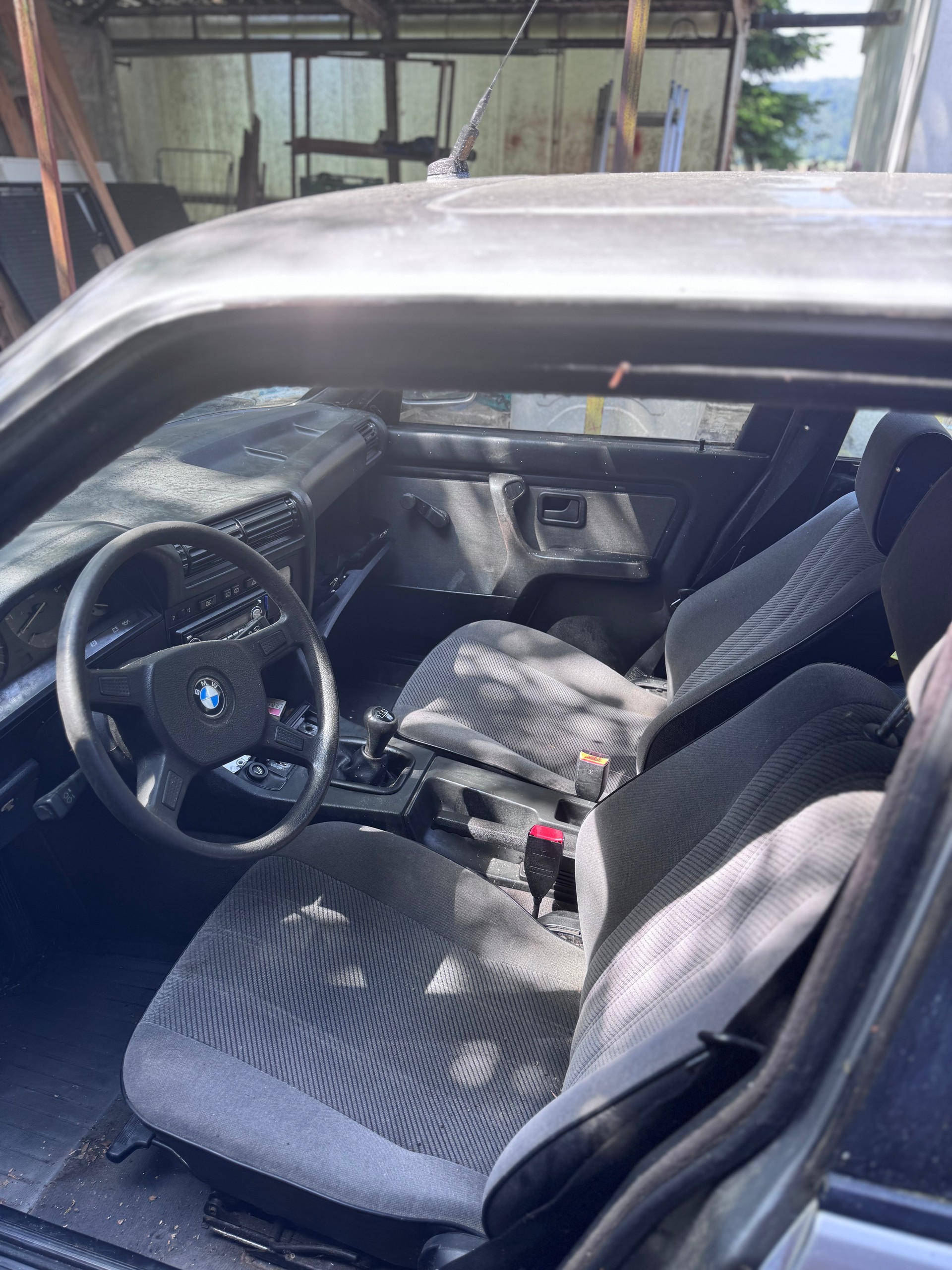 BMW 320i-image-1