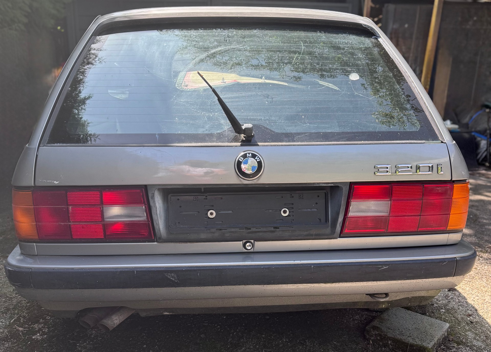 BMW 320i-image-0