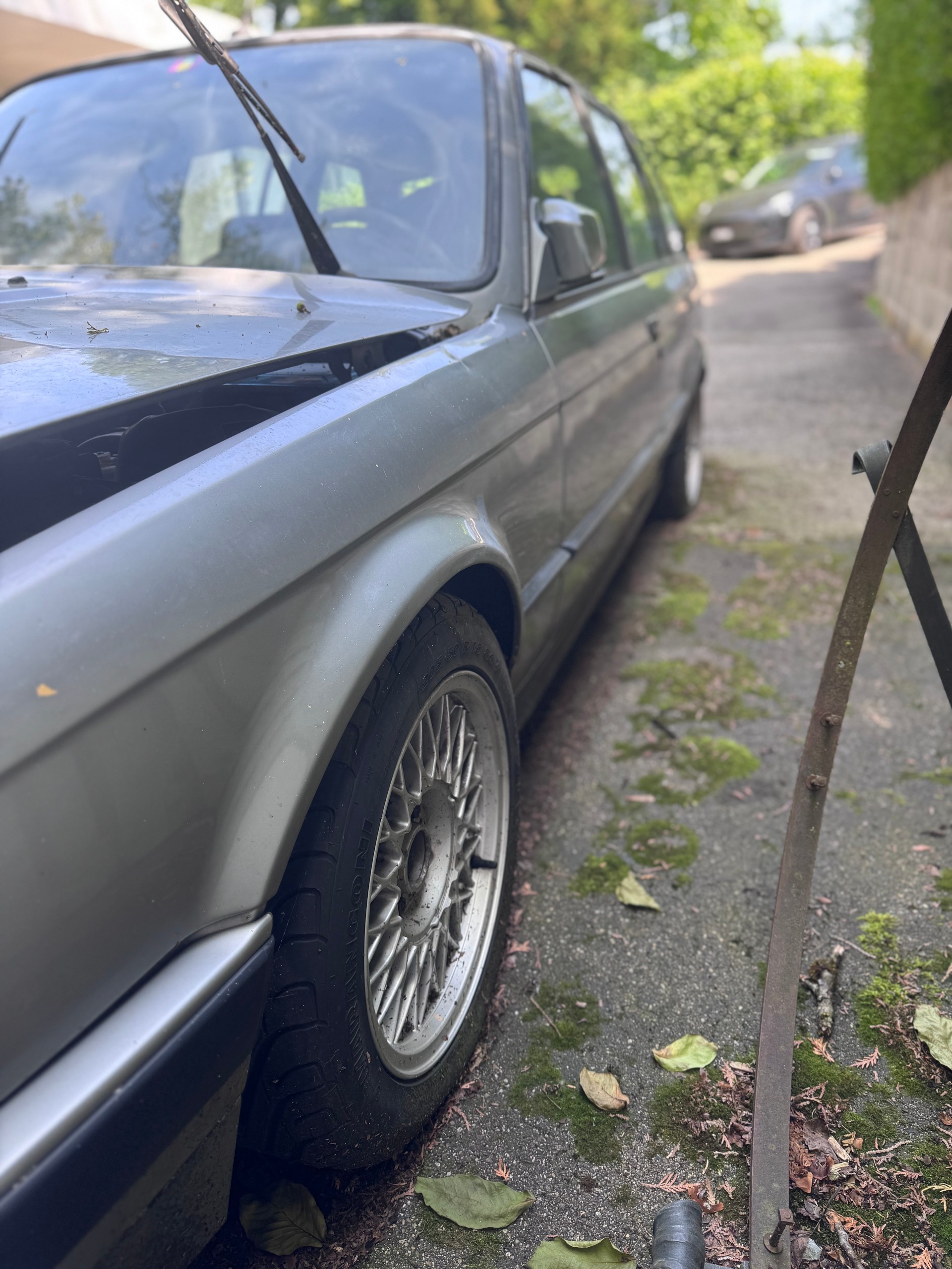 BMW 320i-image-3