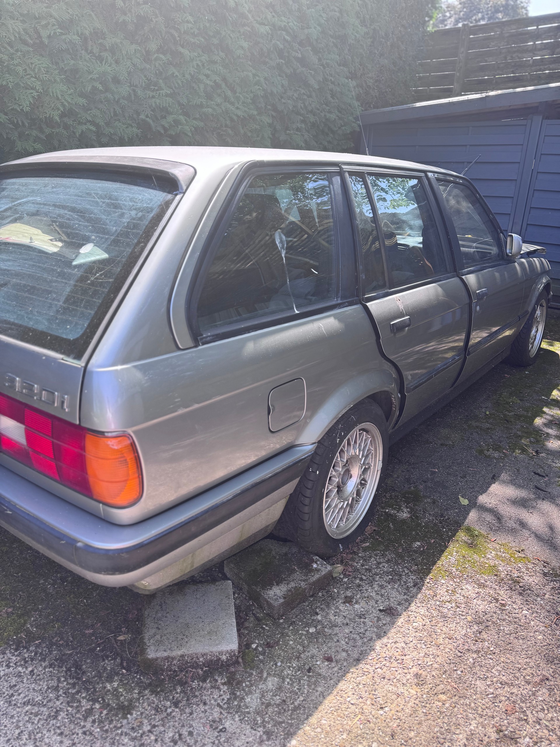 BMW 320i-image-5