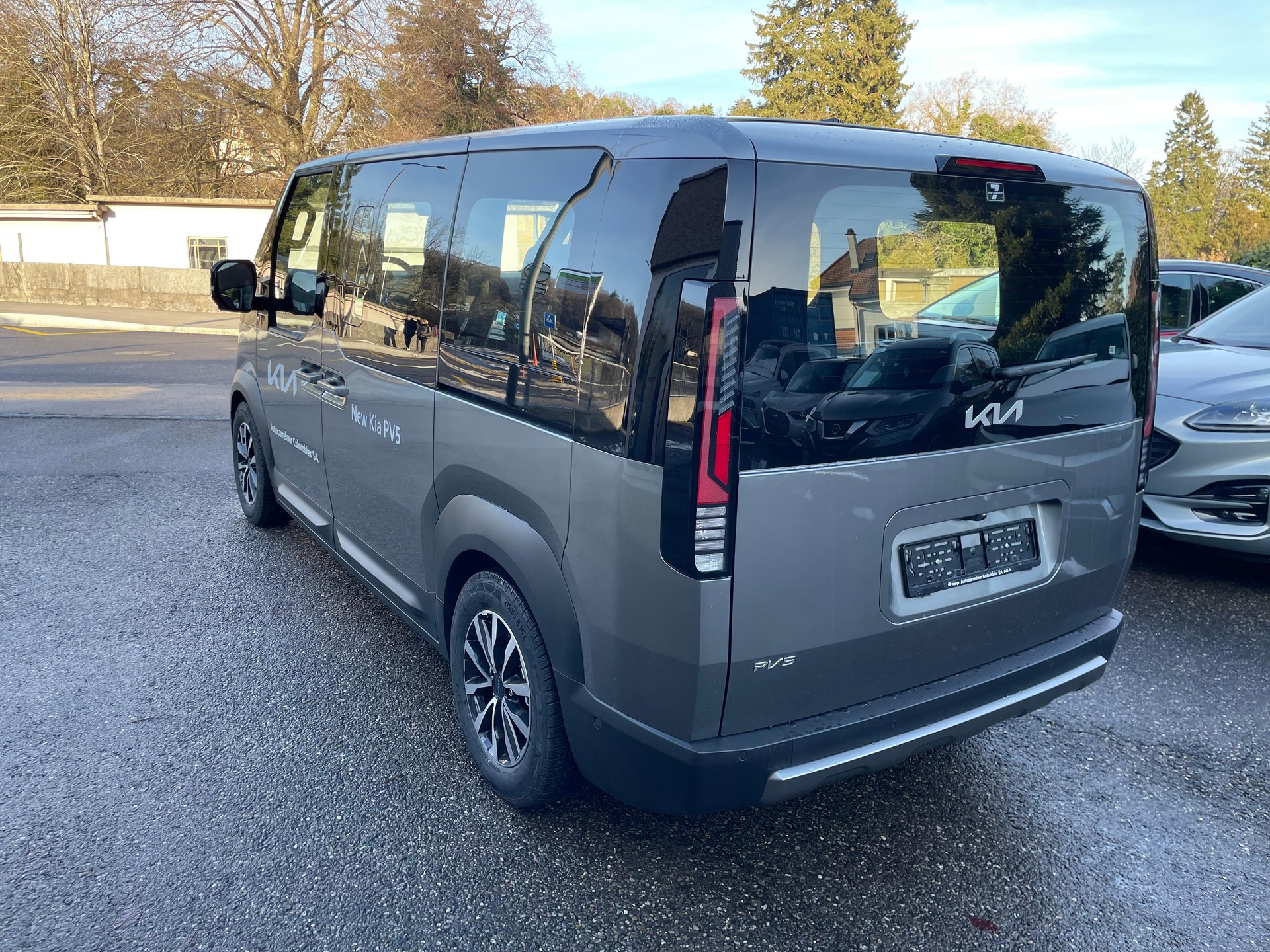 KIA PV5 Passenger 71.2 kWh Elite-image-3
