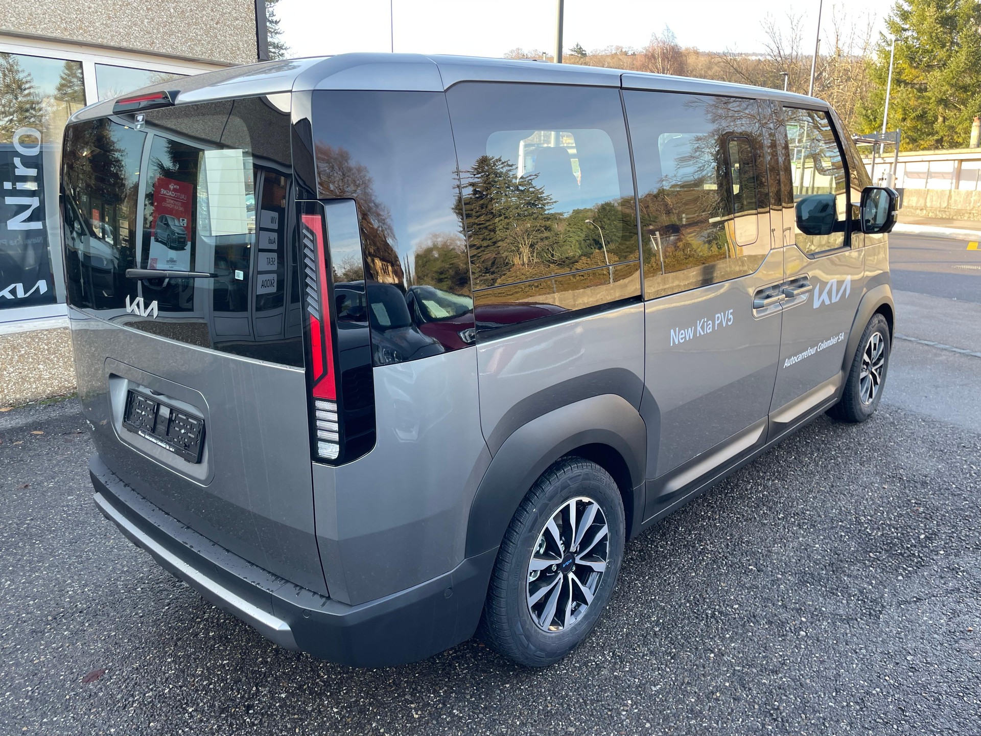 KIA PV5 Passenger 71.2 kWh Elite-image-1