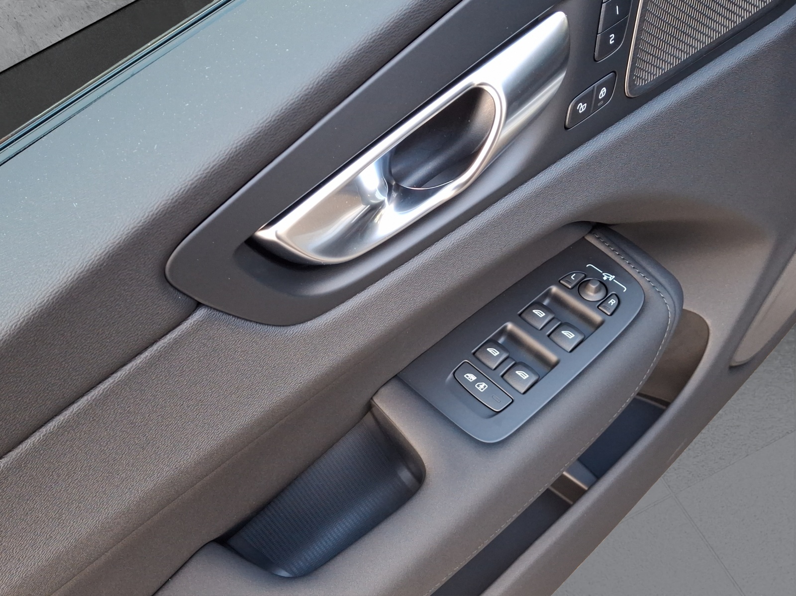 VOLVO XC60 T6 eAWD PluginHybrid Plus Dark Geartronic-image-13