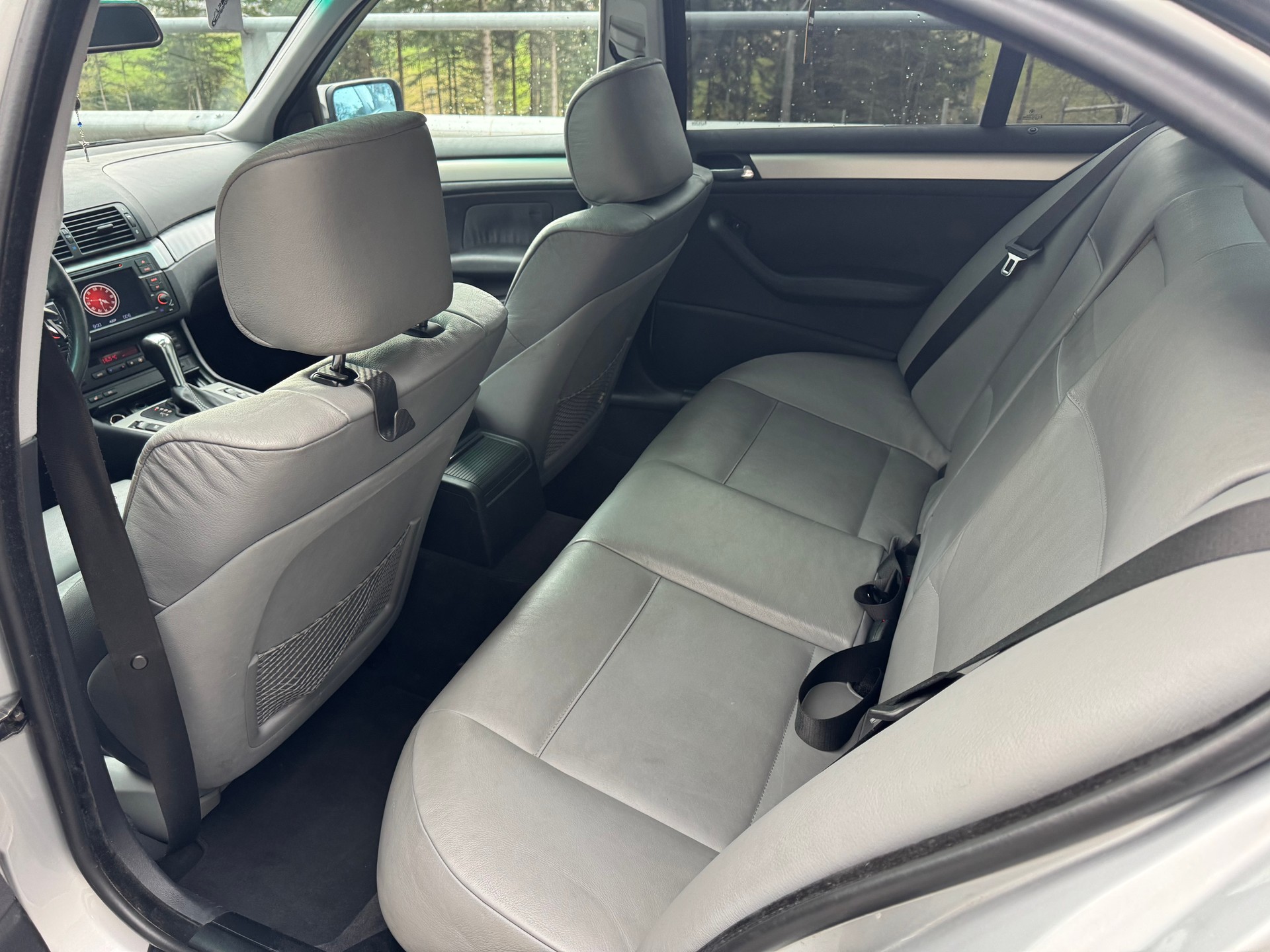 BMW 318i-image-5