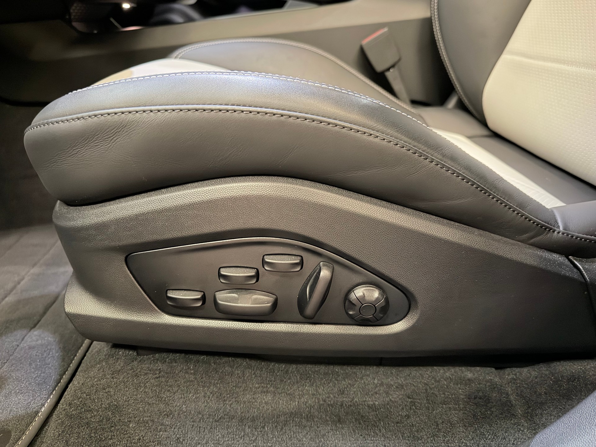 PORSCHE Macan Turbo 100kWh-image-17