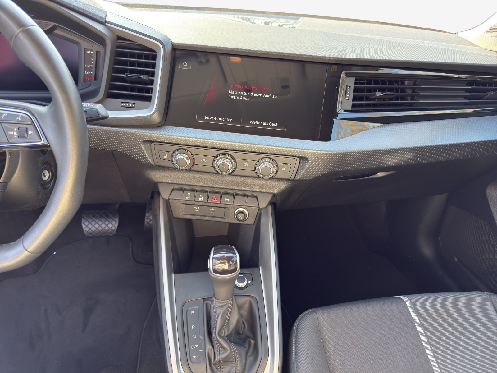 AUDI A1 City Carver 30 TFSI Attraction S-tronic-image-10