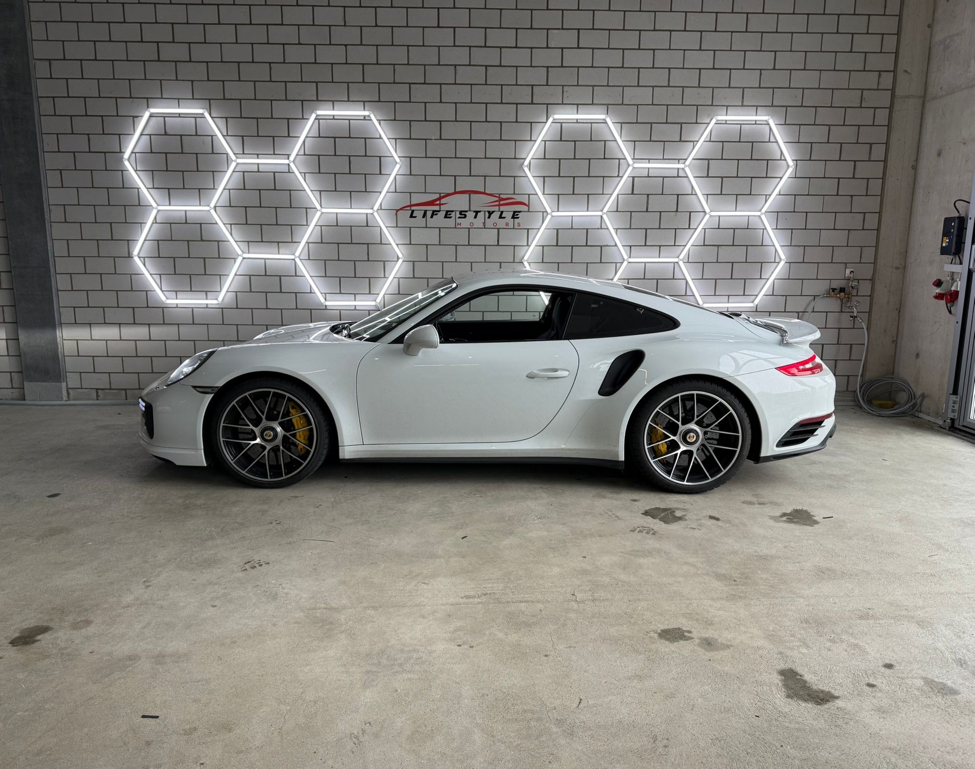 PORSCHE 911 Turbo S PDK-image-1