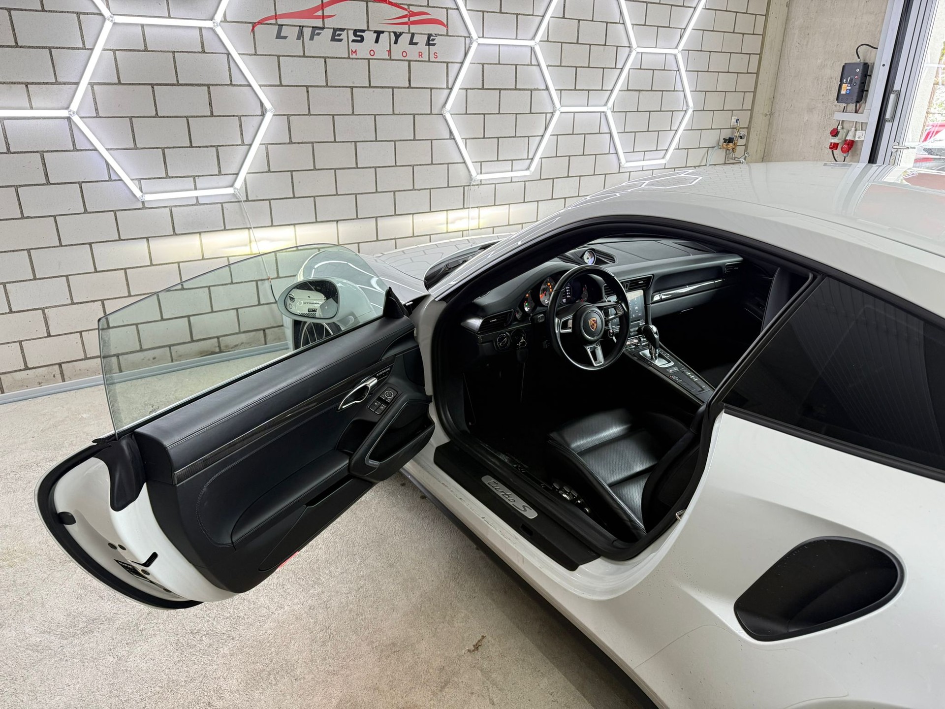 PORSCHE 911 Turbo S PDK-image-4