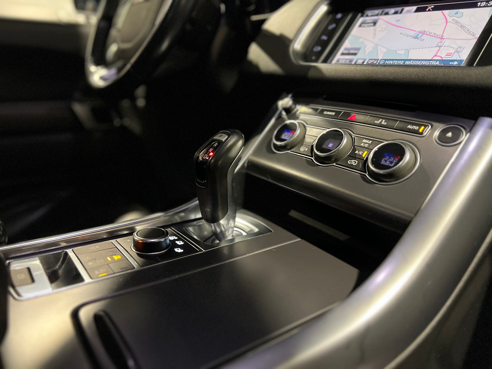 LAND ROVER Range Rover Sport 3.0 TDV6 SE Automatic-image-19