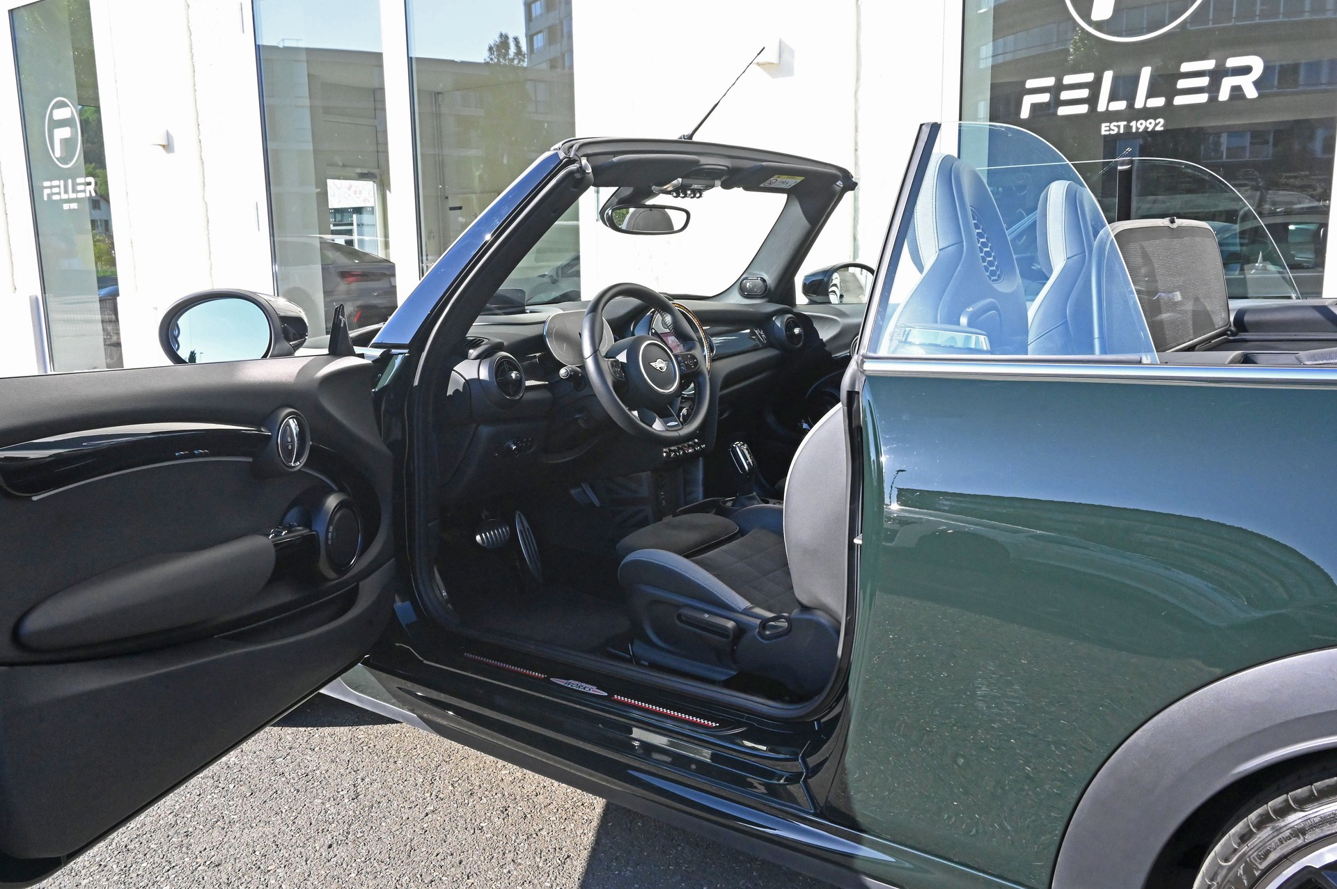 MINI Cooper John Cooper Works Cabriolet Steptronic-image-12