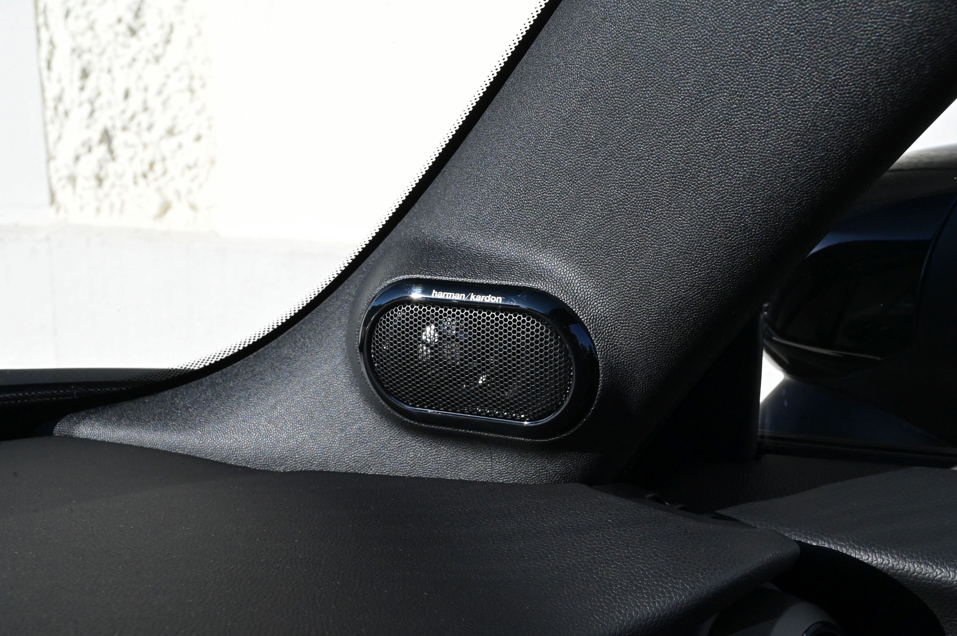 MINI Cooper John Cooper Works Cabriolet Steptronic-image-23