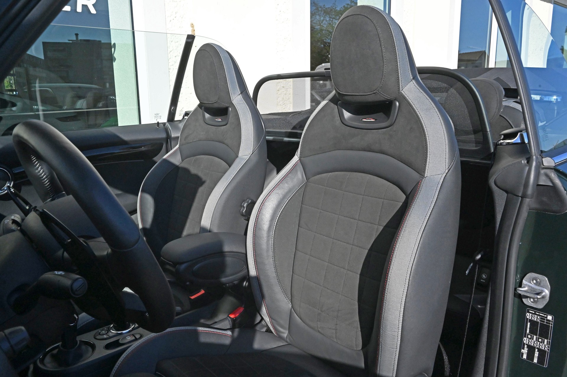 MINI Cooper John Cooper Works Cabriolet Steptronic-image-15