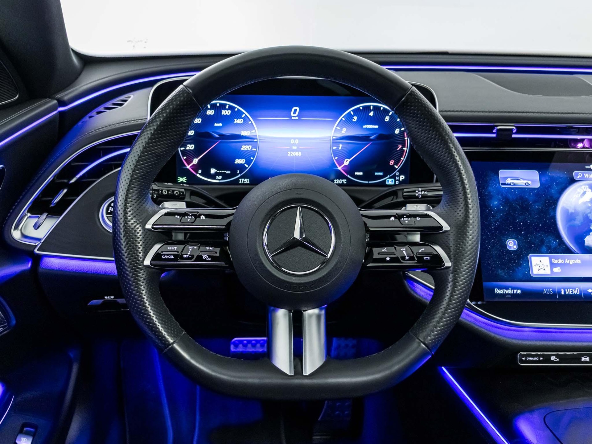 MERCEDES-BENZ E 200 4MATIC T-Modell-image-10