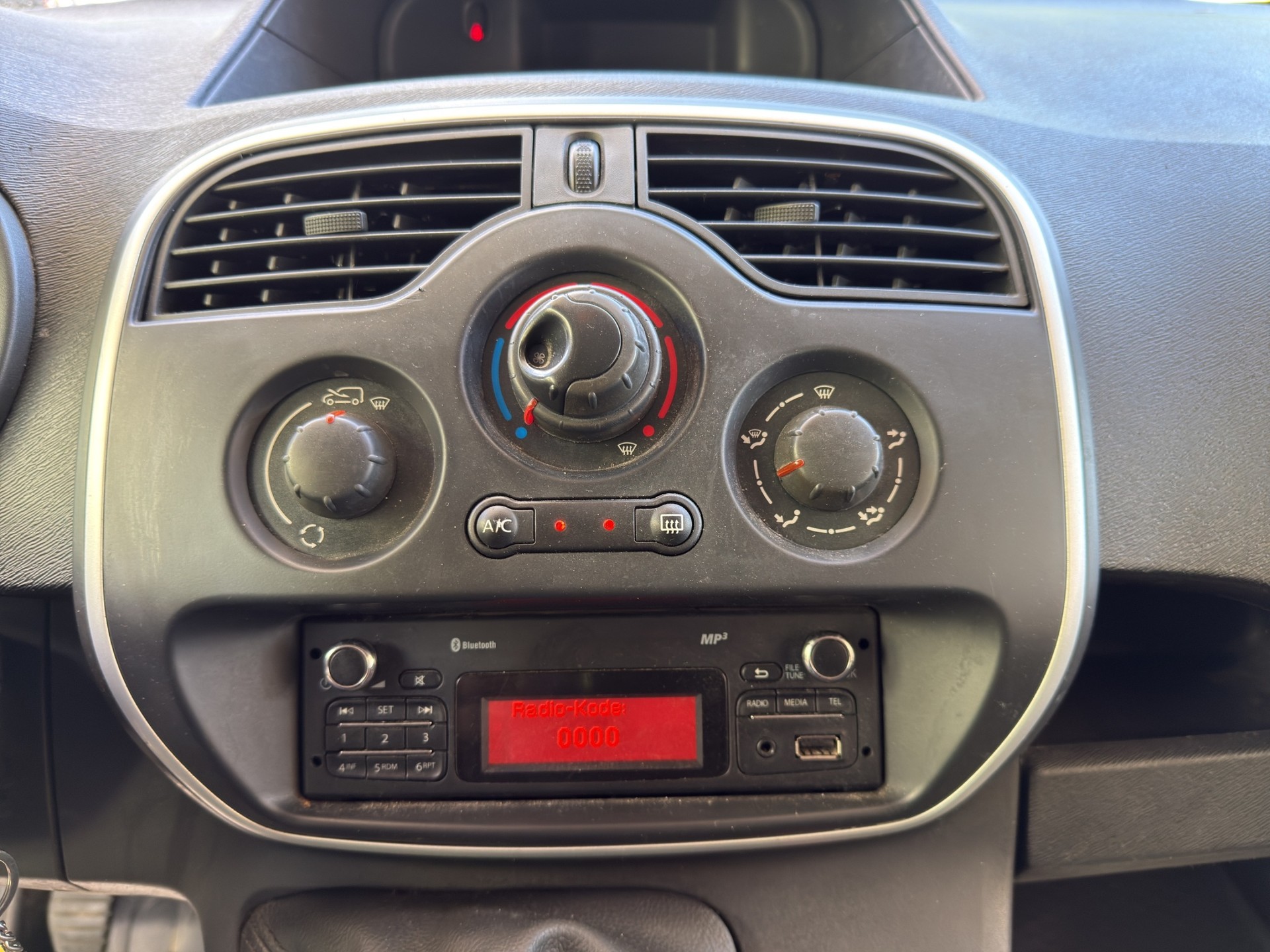 RENAULT Kangoo Medium TCe 115 ENERGY First Access-image-11