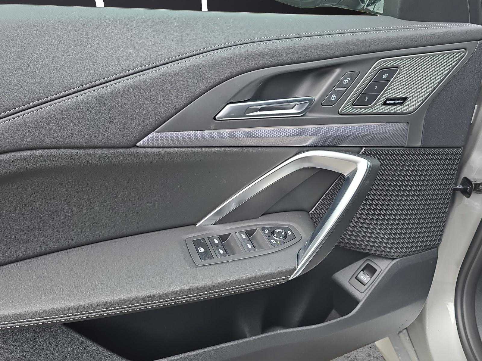 BMW iX1 30 xDrive-image-15