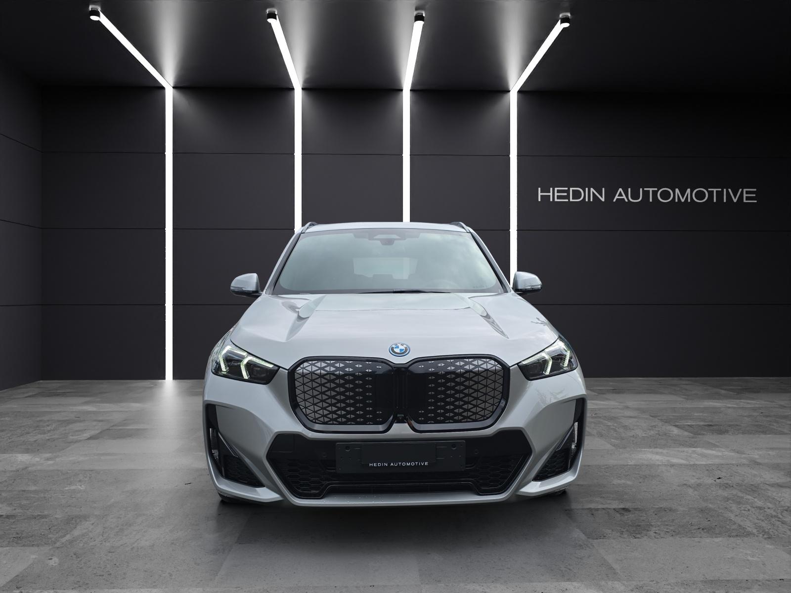 BMW iX1 30 xDrive-image-1
