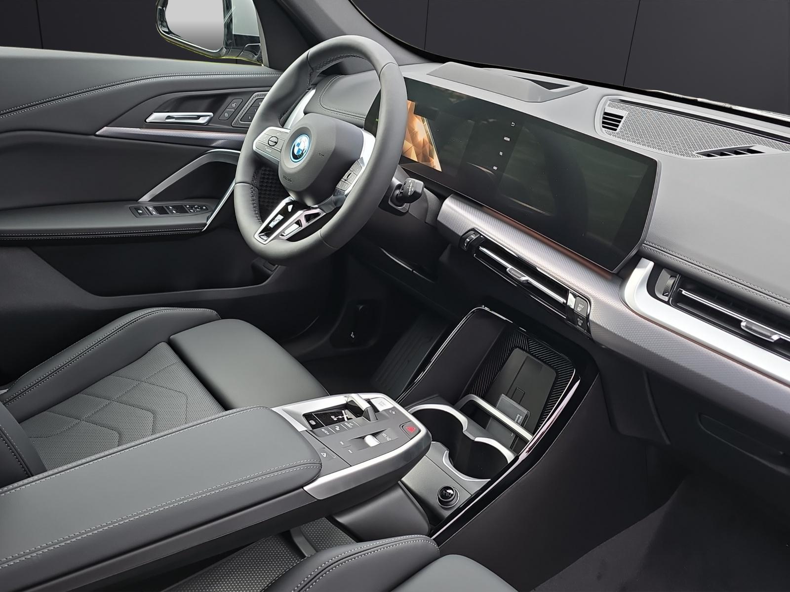 BMW iX1 30 xDrive-image-11