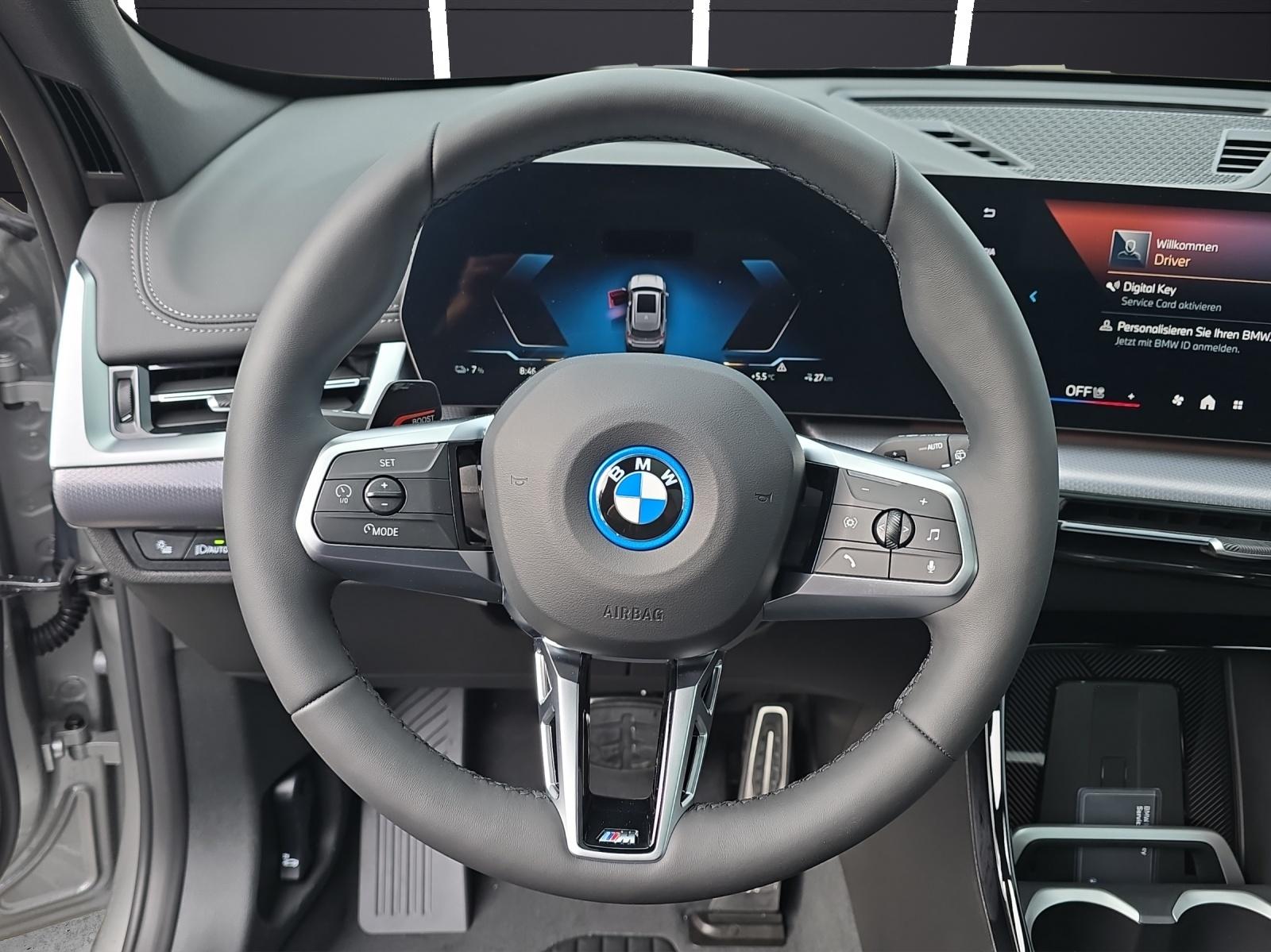 BMW iX1 30 xDrive-image-6