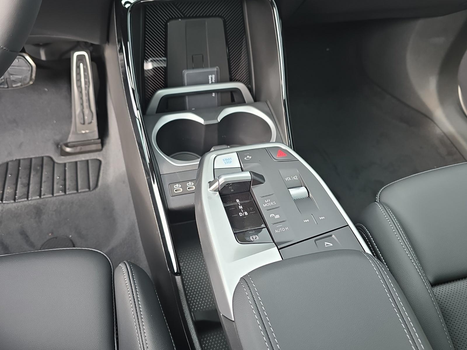 BMW iX1 30 xDrive-image-9