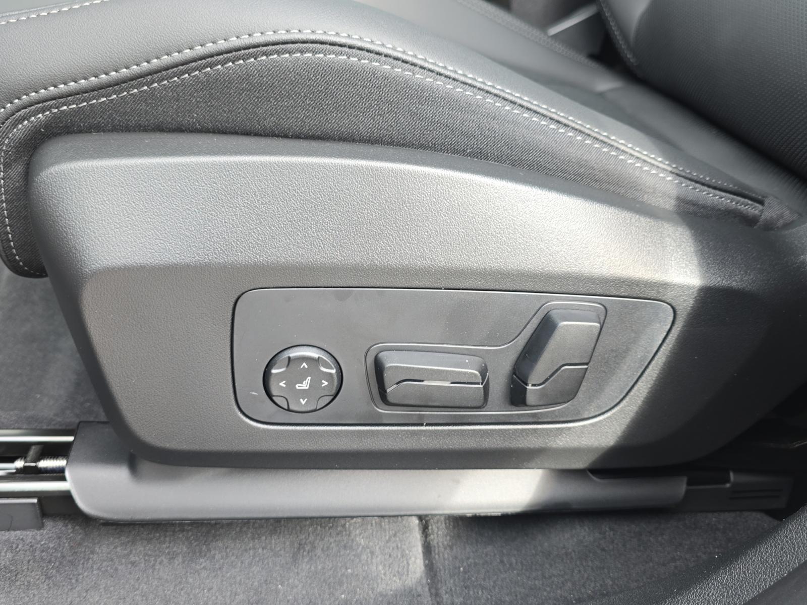 BMW iX1 30 xDrive-image-16