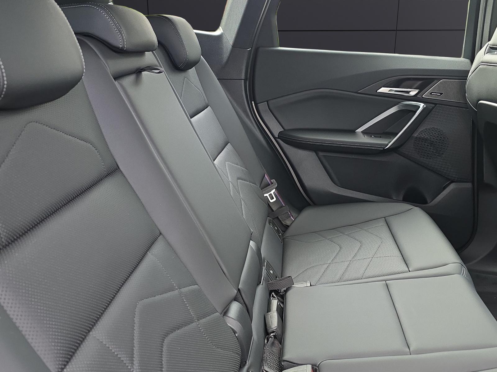 BMW iX1 30 xDrive-image-13