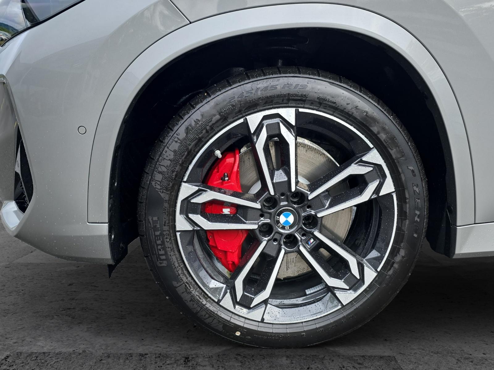 BMW iX1 30 xDrive-image-3