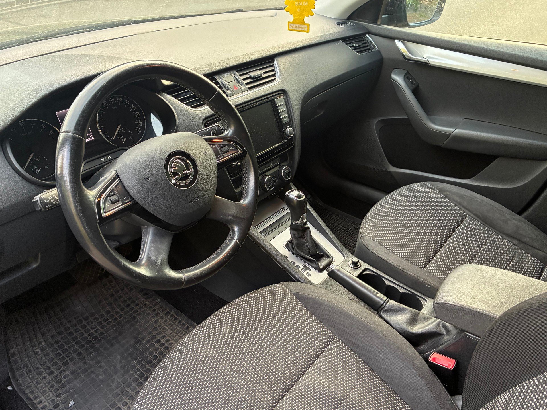 SKODA Octavia Combi 2.0 TDI Elegance DSG-image-4