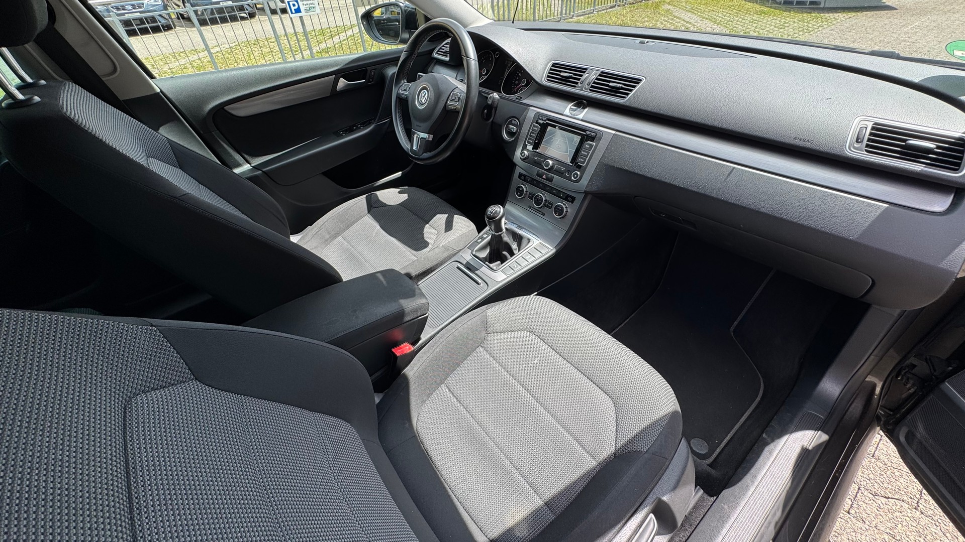 VW Passat 2.0 TDI BlueMotion Technology Trendline-image-8