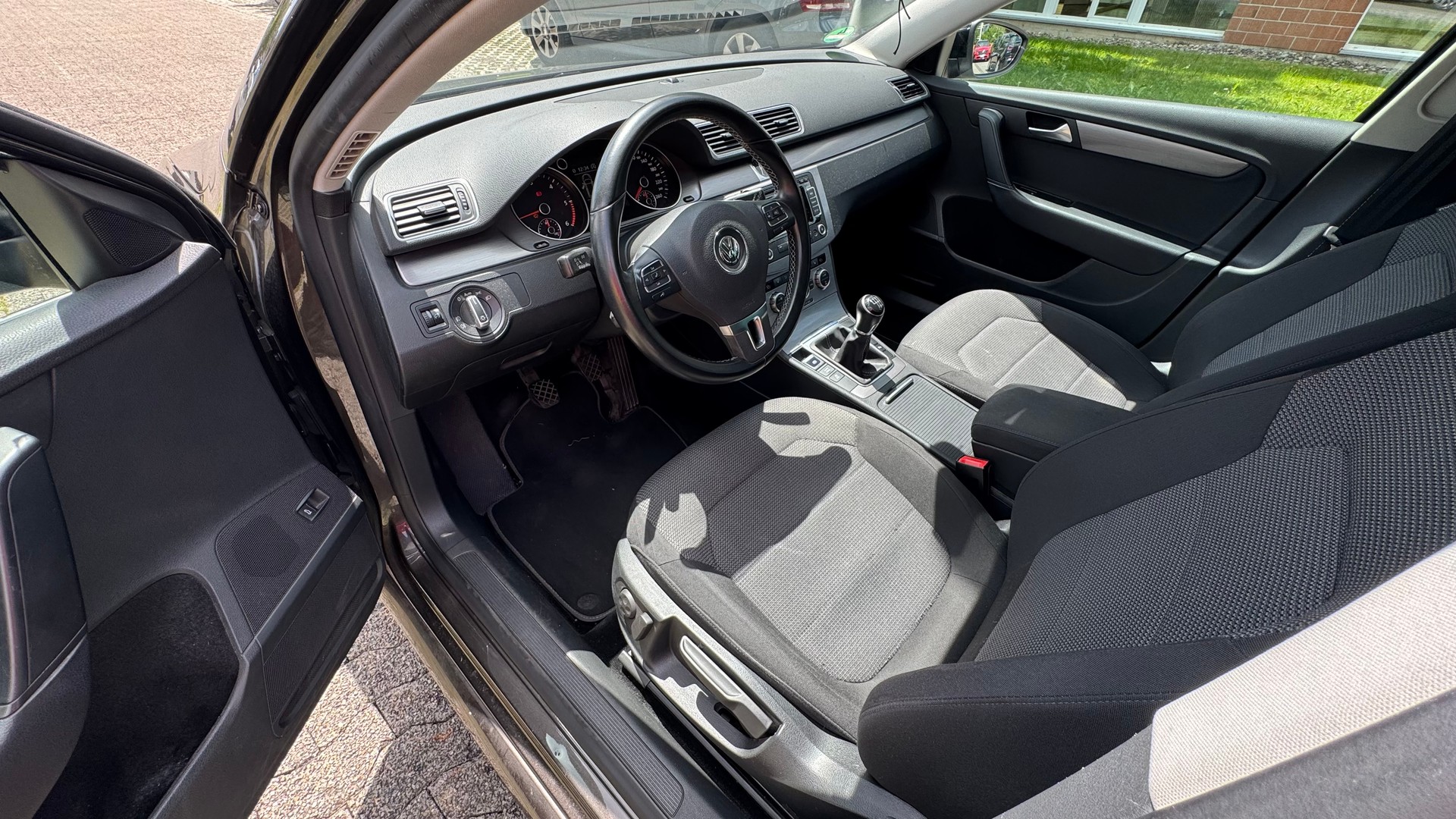 VW Passat 2.0 TDI BlueMotion Technology Trendline-image-5