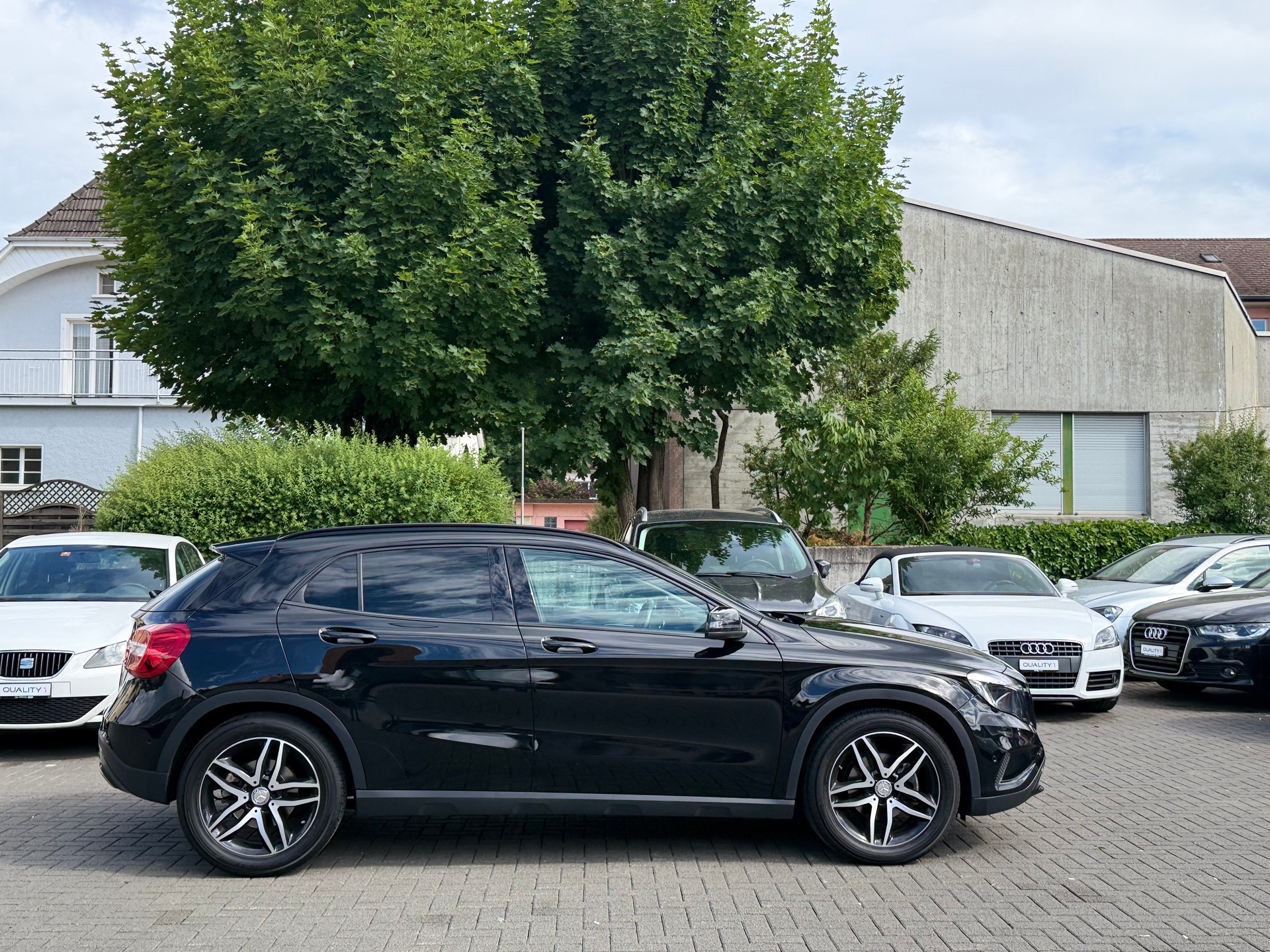 MERCEDES-BENZ GLA 200 Night Star 7G-DCT-image-2