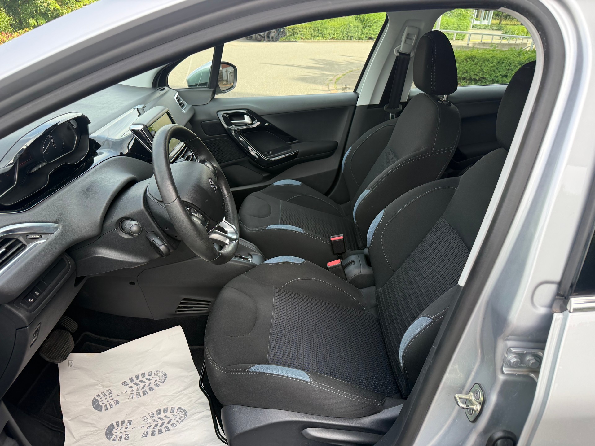 PEUGEOT 208 1.6 VTI Allure Automatik-image-6