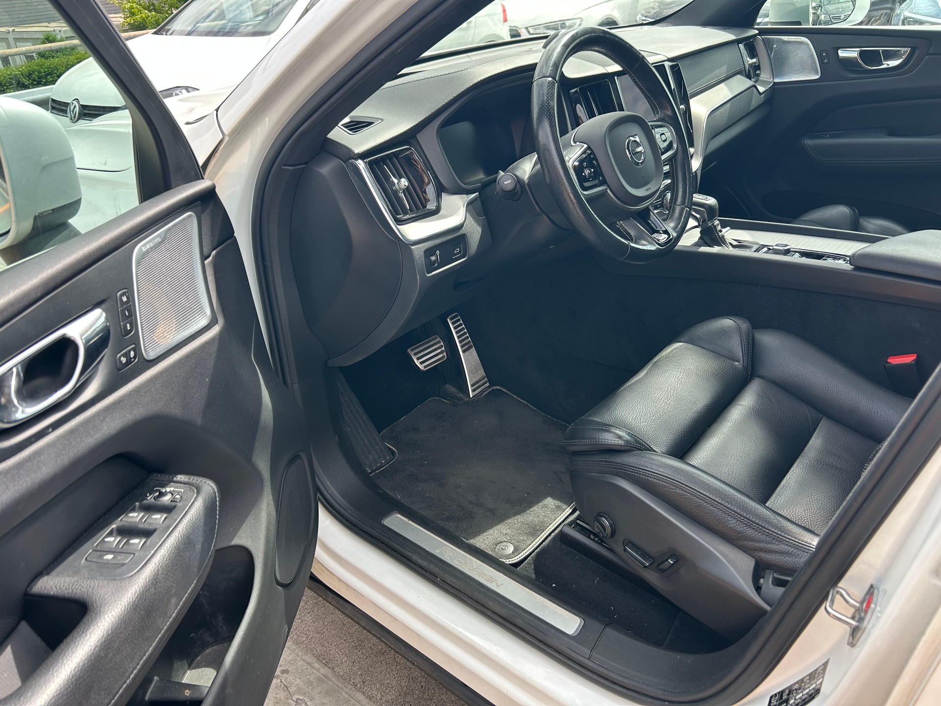 VOLVO XC60 D5 AWD R-Design Geartronic-image-15