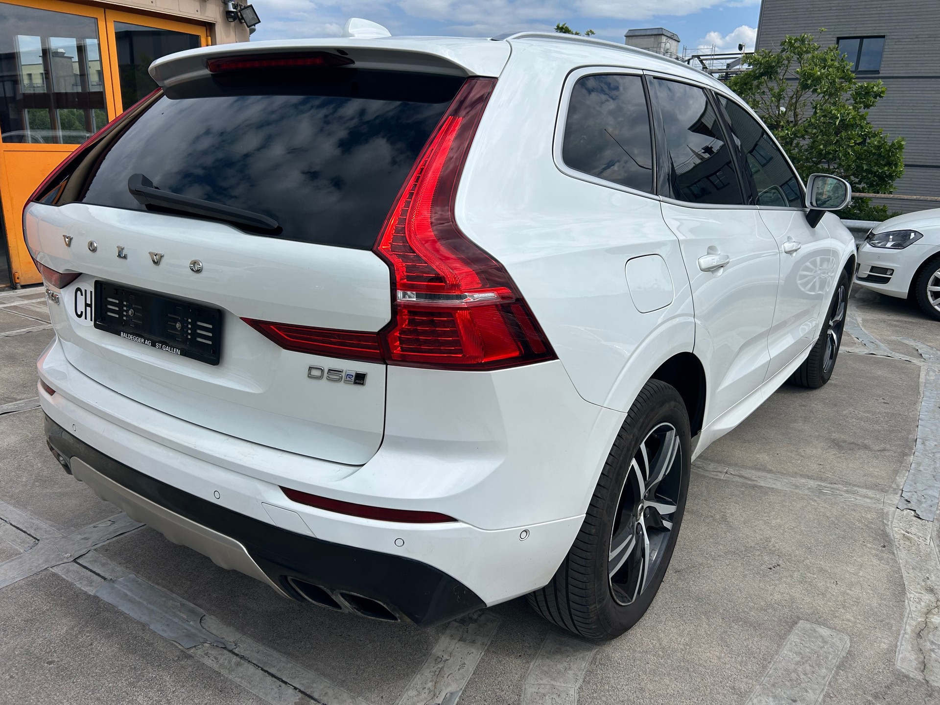 VOLVO XC60 D5 AWD R-Design Geartronic-image-4