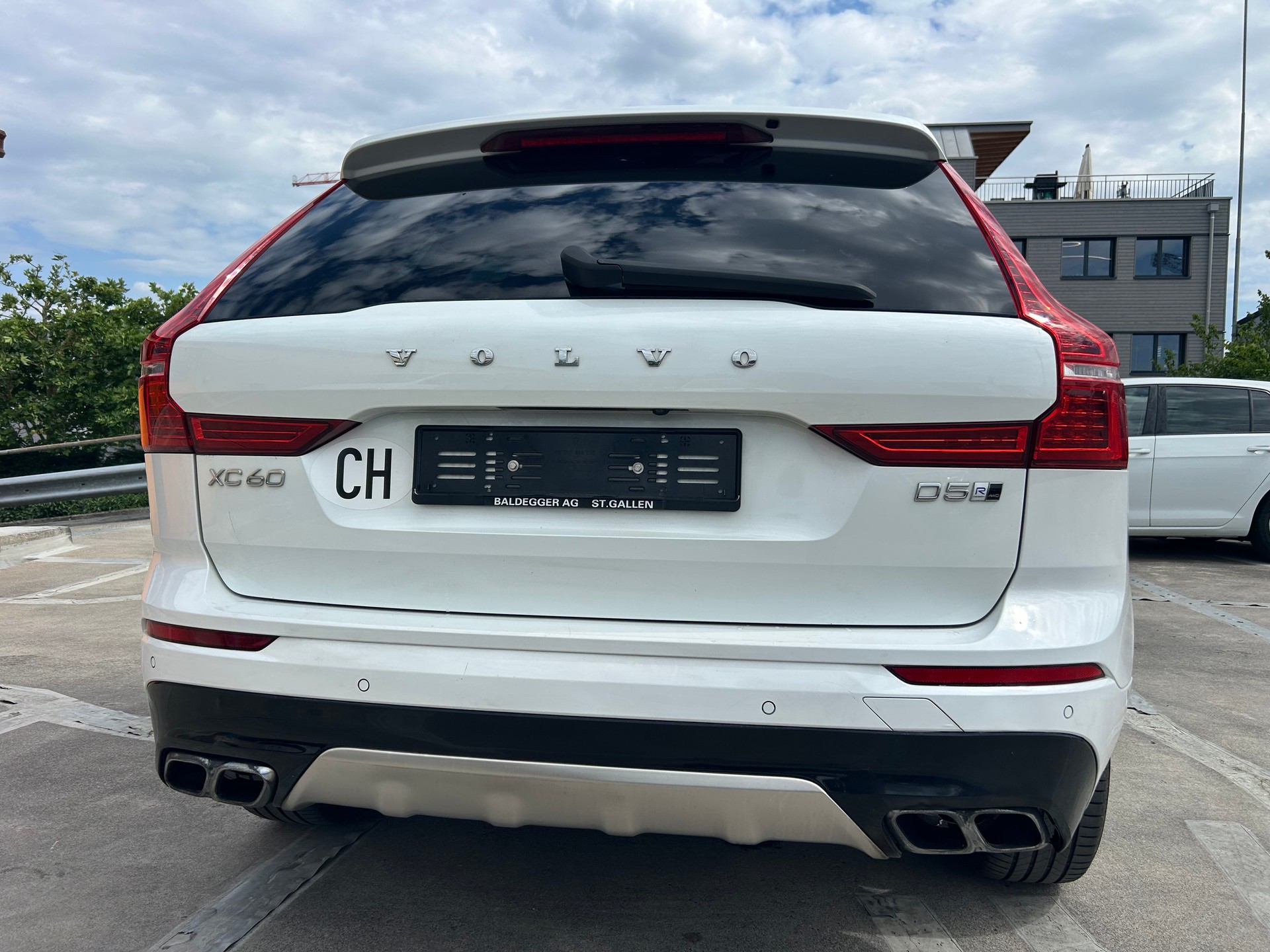 VOLVO XC60 D5 AWD R-Design Geartronic-image-3