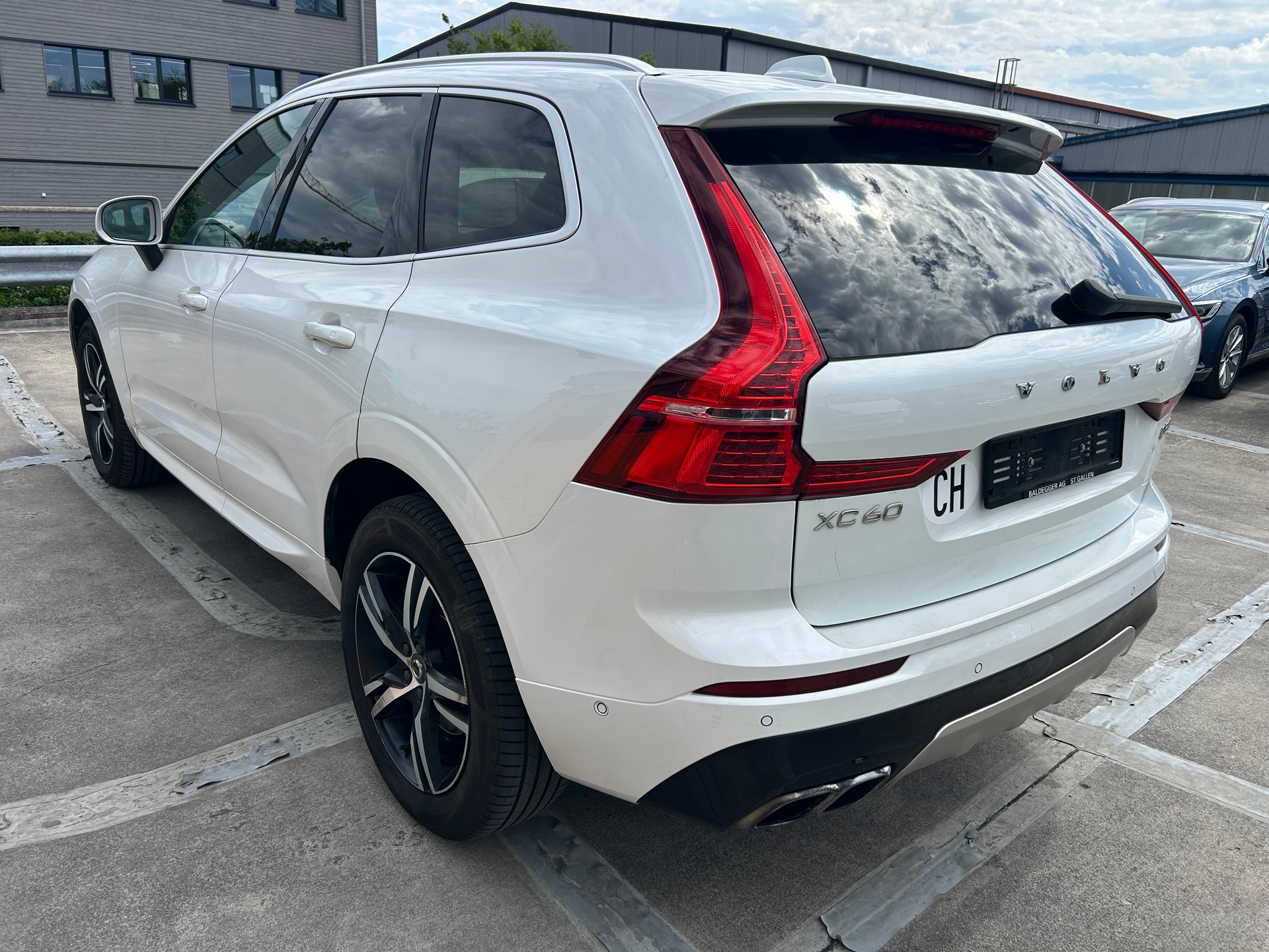VOLVO XC60 D5 AWD R-Design Geartronic-image-2