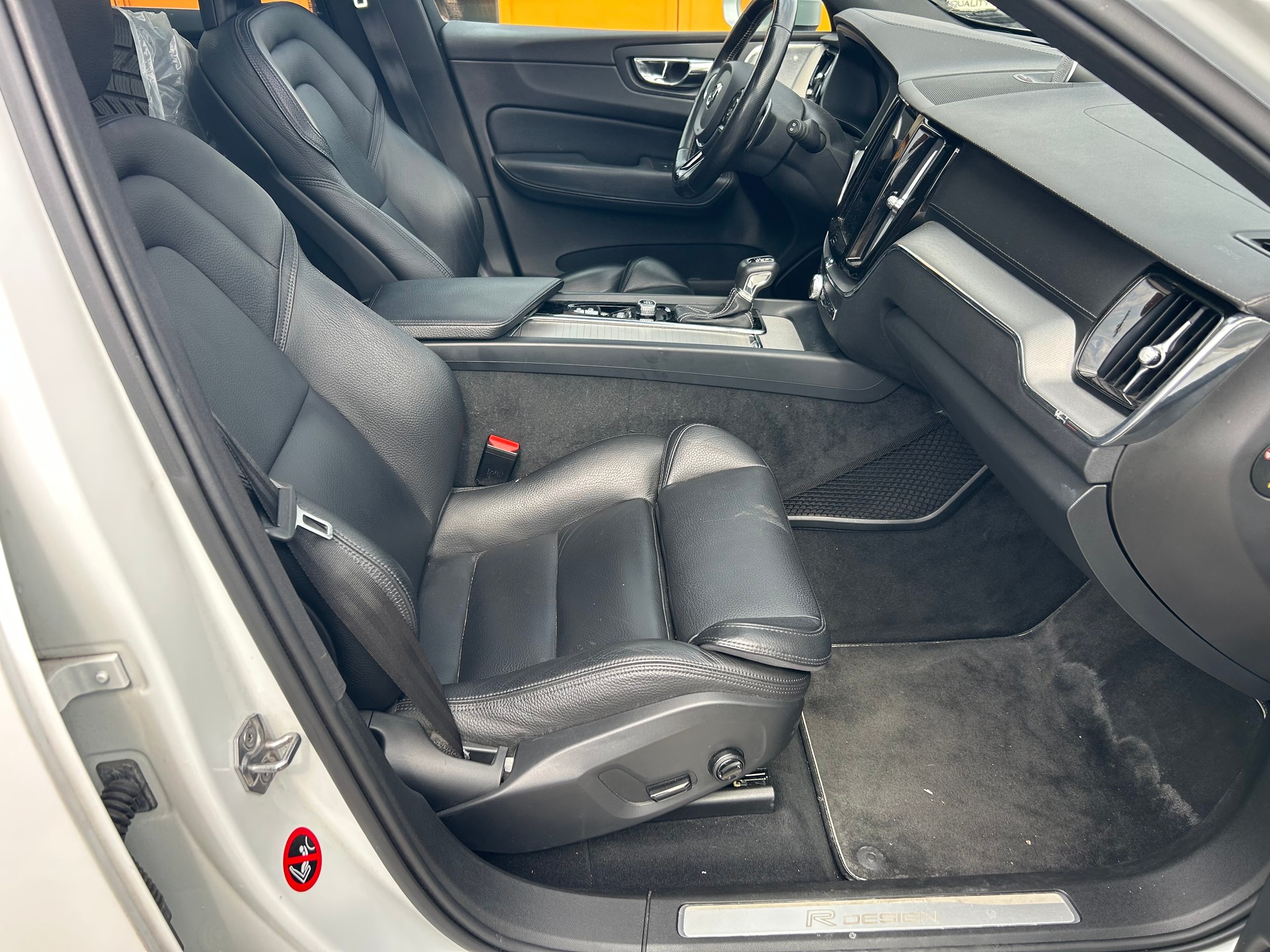 VOLVO XC60 D5 AWD R-Design Geartronic-image-7