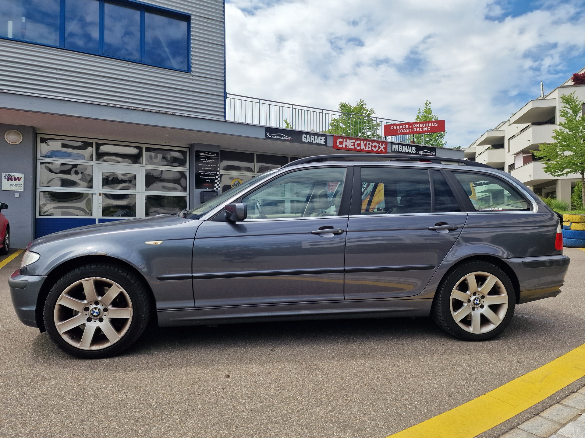BMW 330xi Touring-image-1