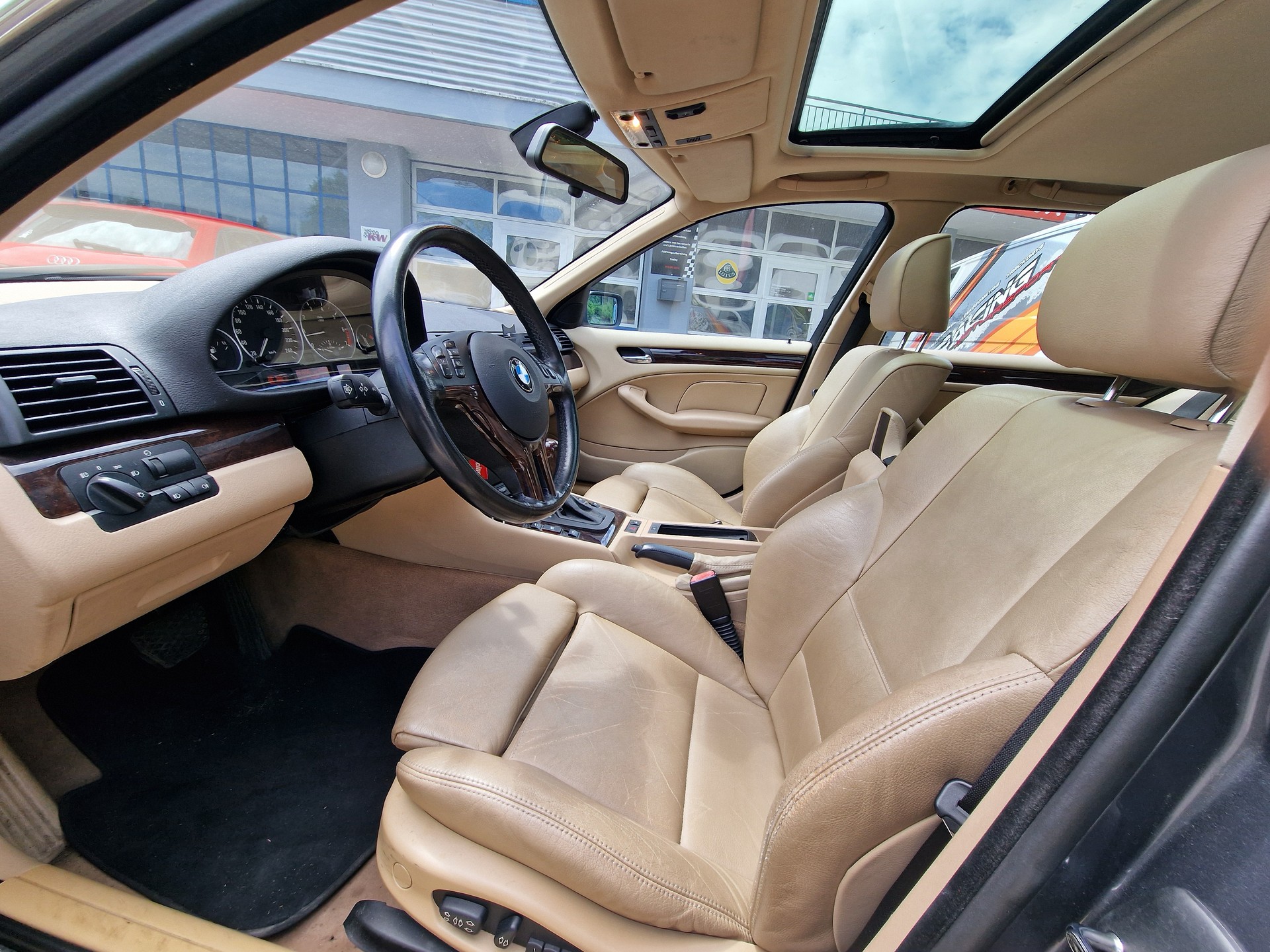 BMW 330xi Touring-image-10