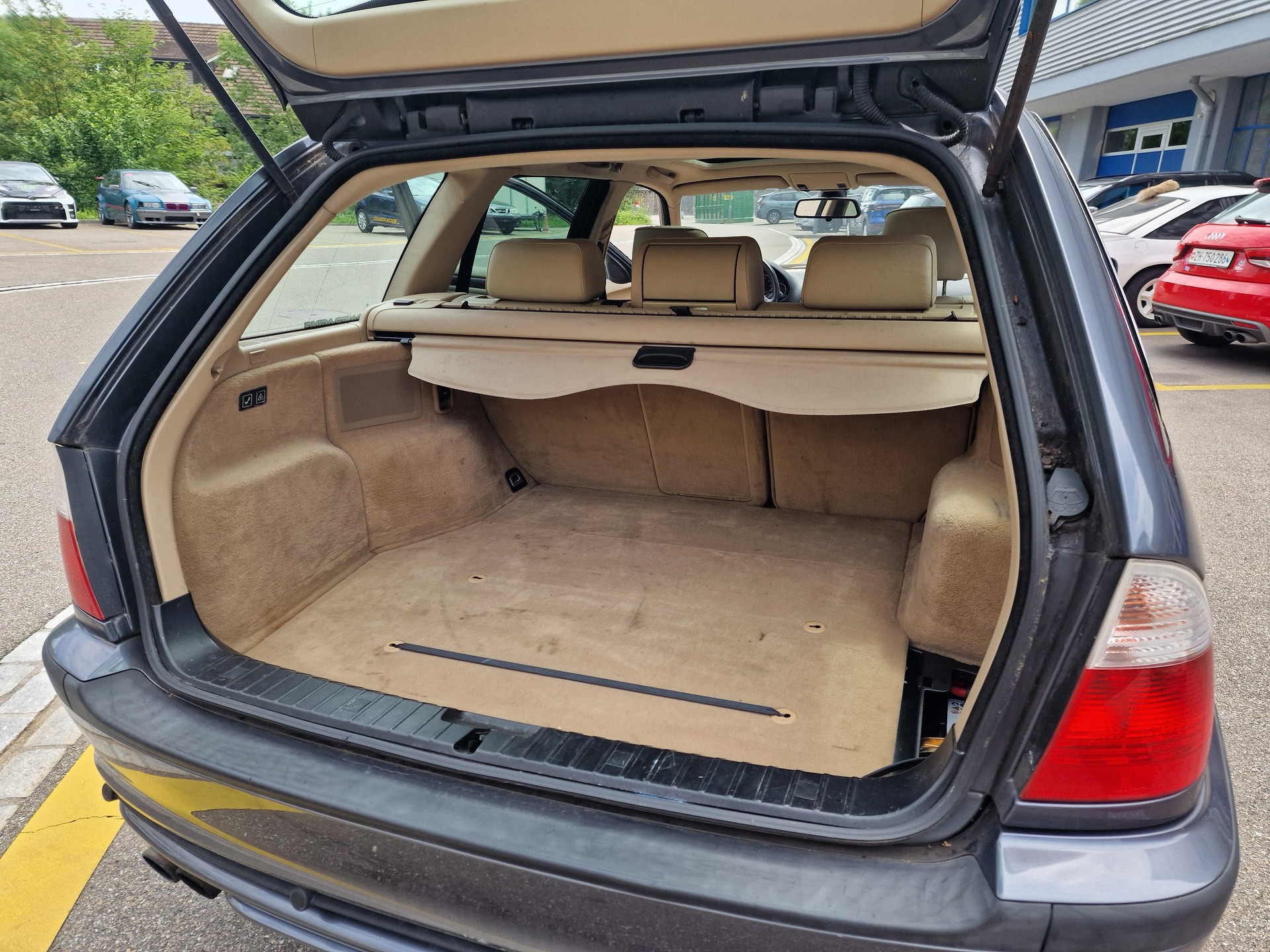 BMW 330xi Touring-image-9