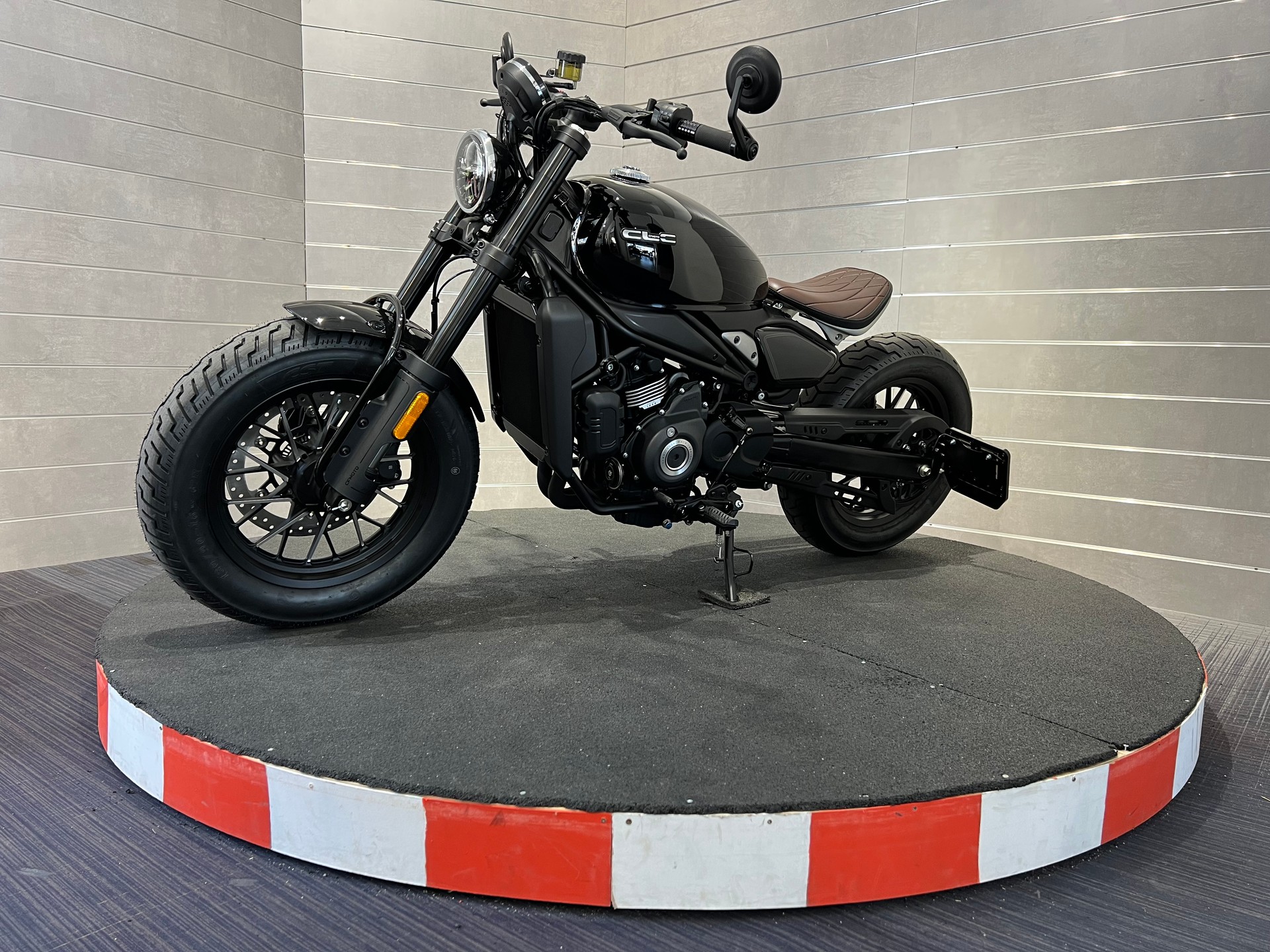 CF MOTO BOBBER-showroom-element-1