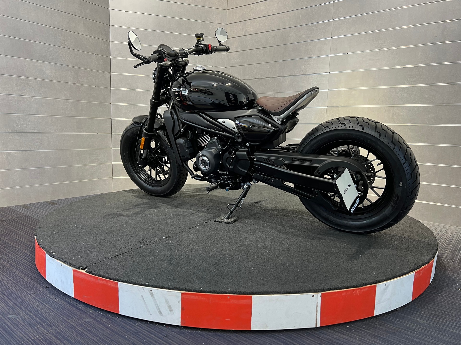 CF MOTO BOBBER-showroom-element-2